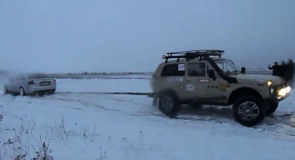 Old Audi S6 Challenges Lada Niva In A Tug Of War