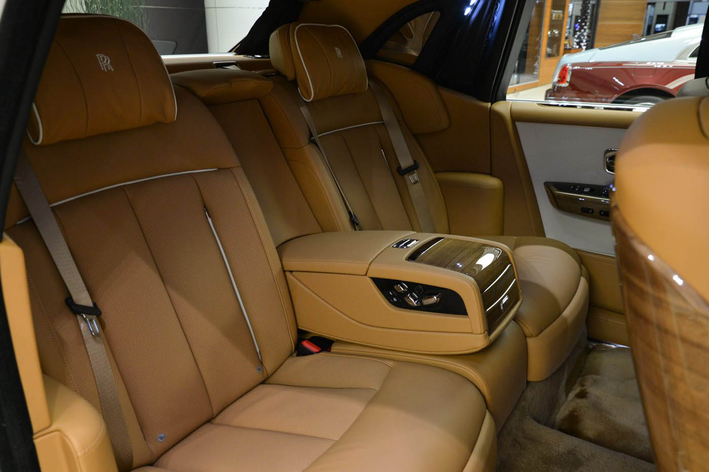 rolls-royce-phantom-abu-dhabi-01 The New Rolls-Royce Phantom Looks Particularly Arabian In Abu Dhabi