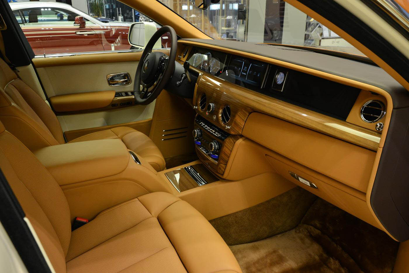 rolls-royce-phantom-abu-dhabi-02 The New Rolls-Royce Phantom Looks Particularly Arabian In Abu Dhabi