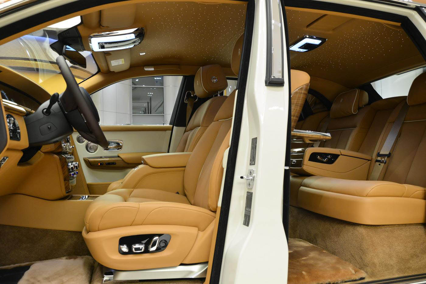 rolls-royce-phantom-abu-dhabi-03 The New Rolls-Royce Phantom Looks Particularly Arabian In Abu Dhabi