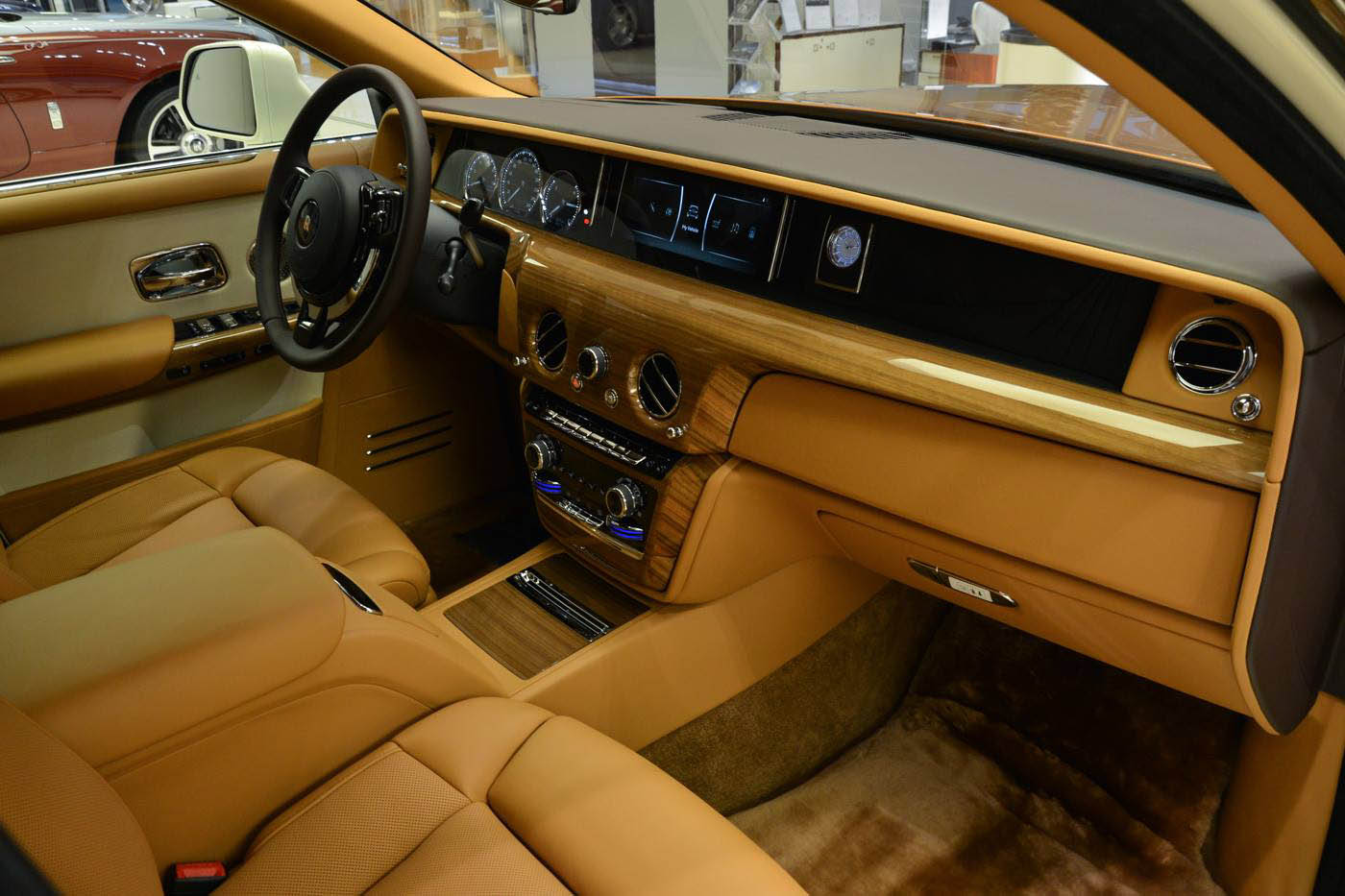 rolls-royce-phantom-abu-dhabi-06 The New Rolls-Royce Phantom Looks Particularly Arabian In Abu Dhabi