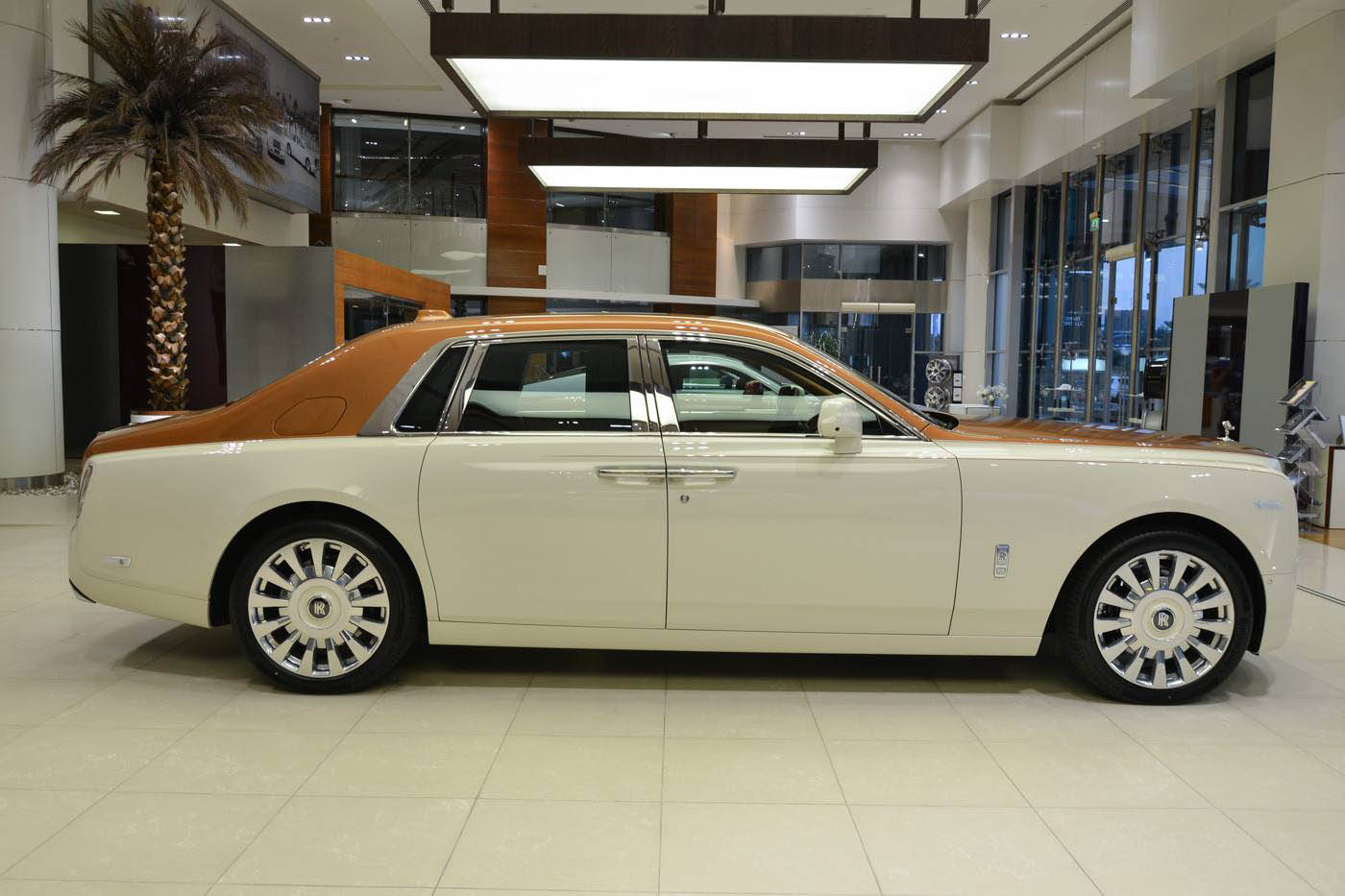 rolls-royce-phantom-abu-dhabi-10 The New Rolls-Royce Phantom Looks Particularly Arabian In Abu Dhabi