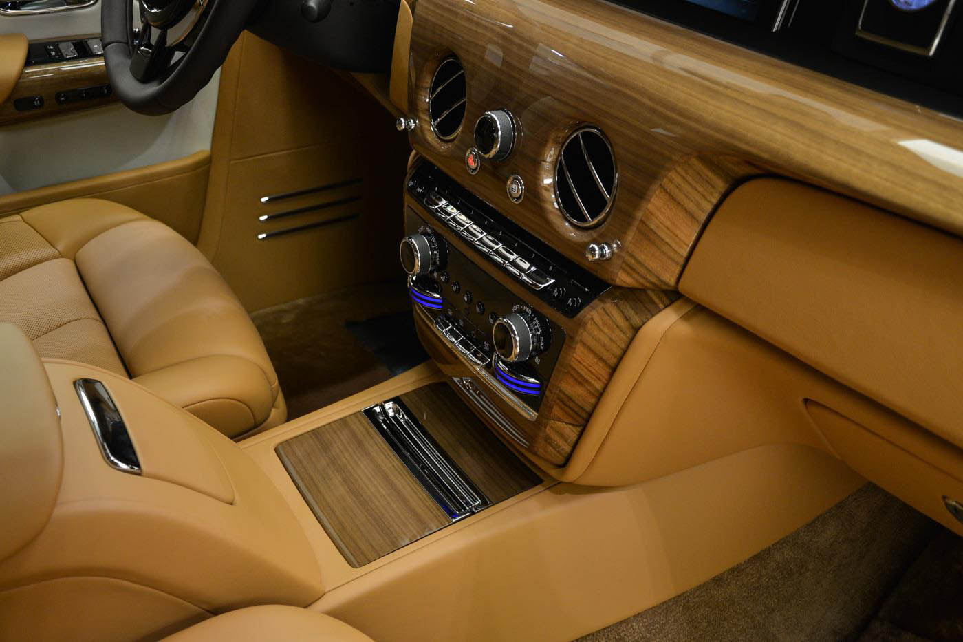 rolls-royce-phantom-abu-dhabi-13 The New Rolls-Royce Phantom Looks Particularly Arabian In Abu Dhabi