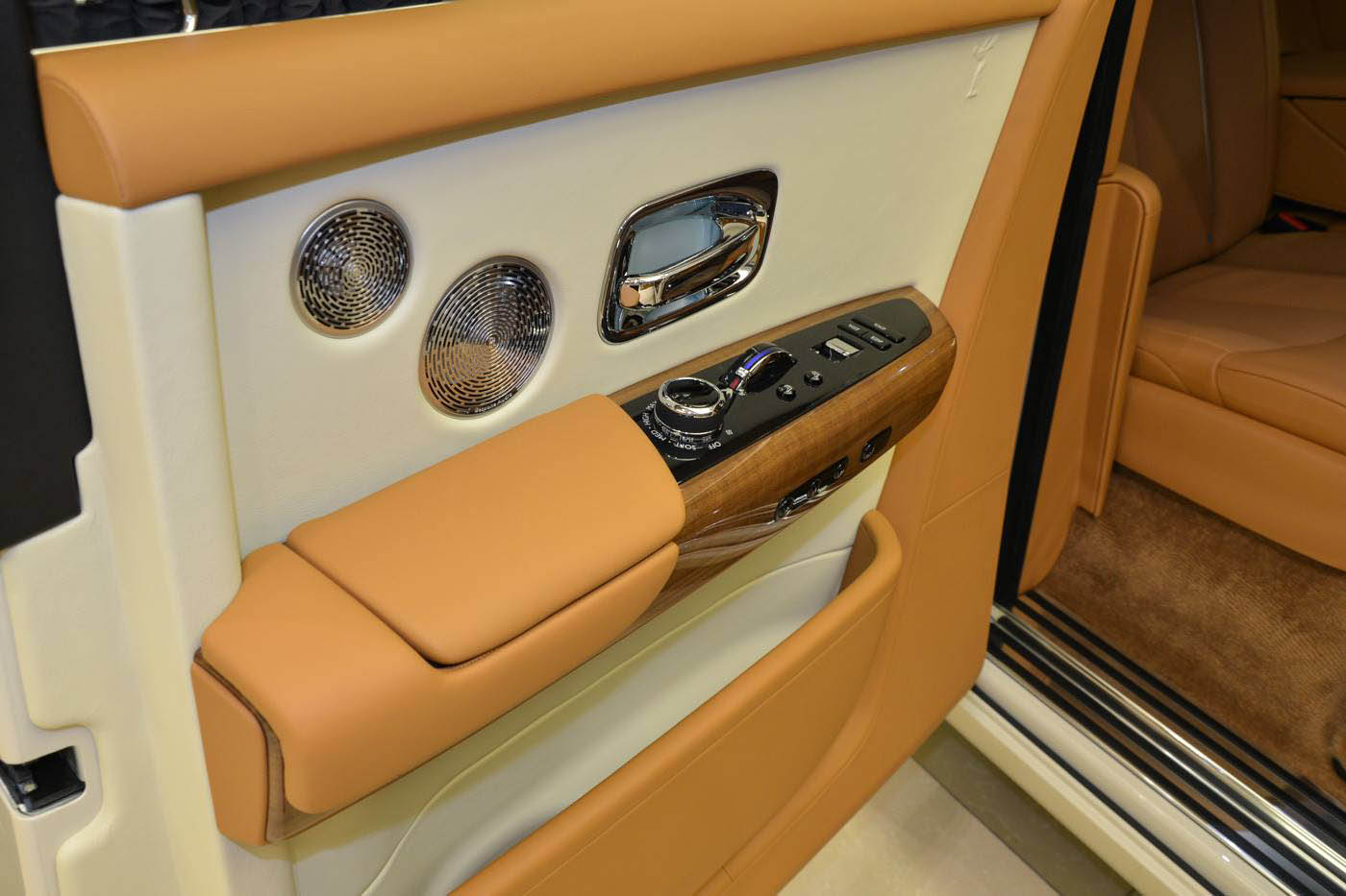 rolls-royce-phantom-abu-dhabi-17 The New Rolls-Royce Phantom Looks Particularly Arabian In Abu Dhabi