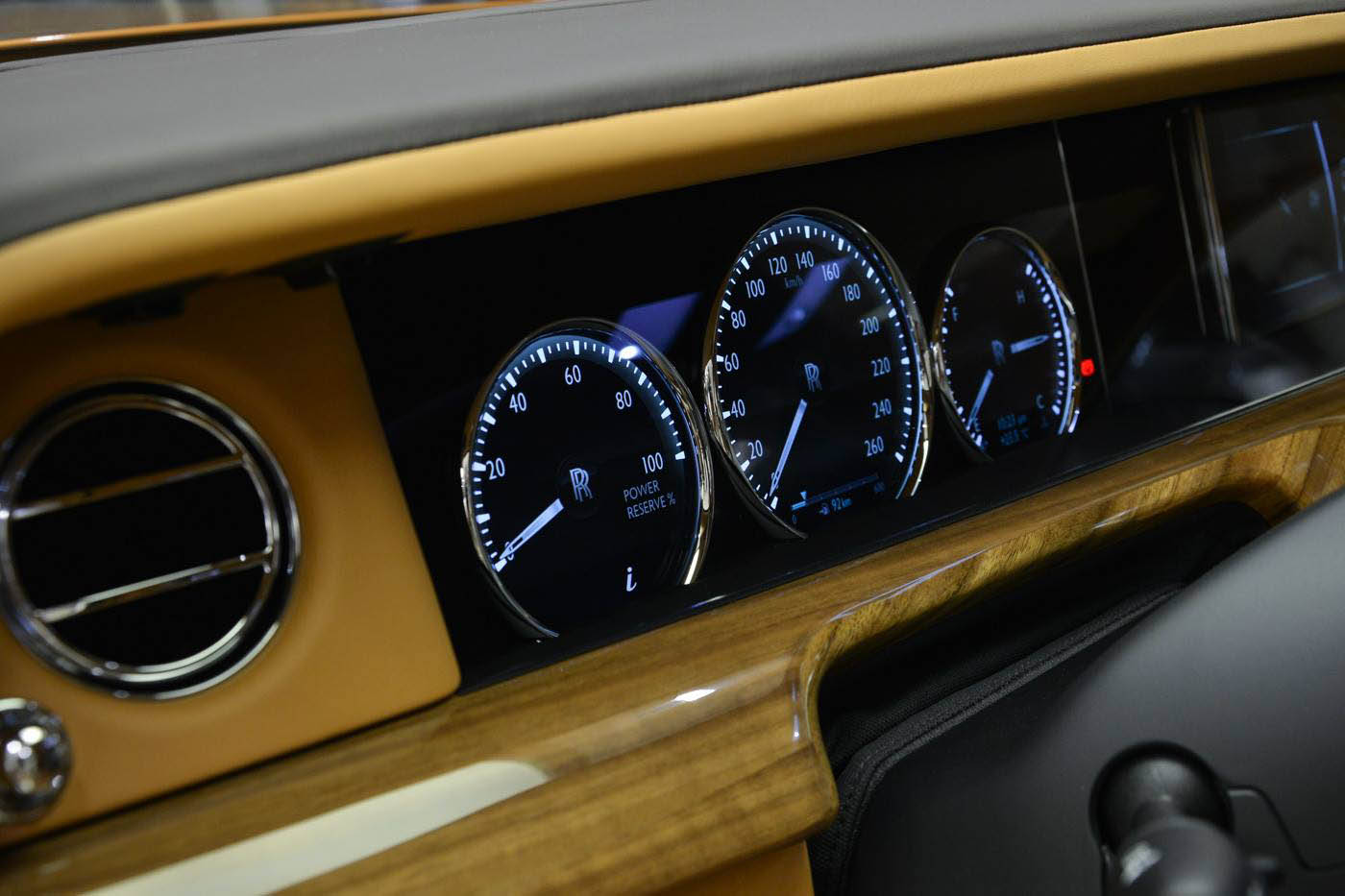 rolls-royce-phantom-abu-dhabi-18 The New Rolls-Royce Phantom Looks Particularly Arabian In Abu Dhabi