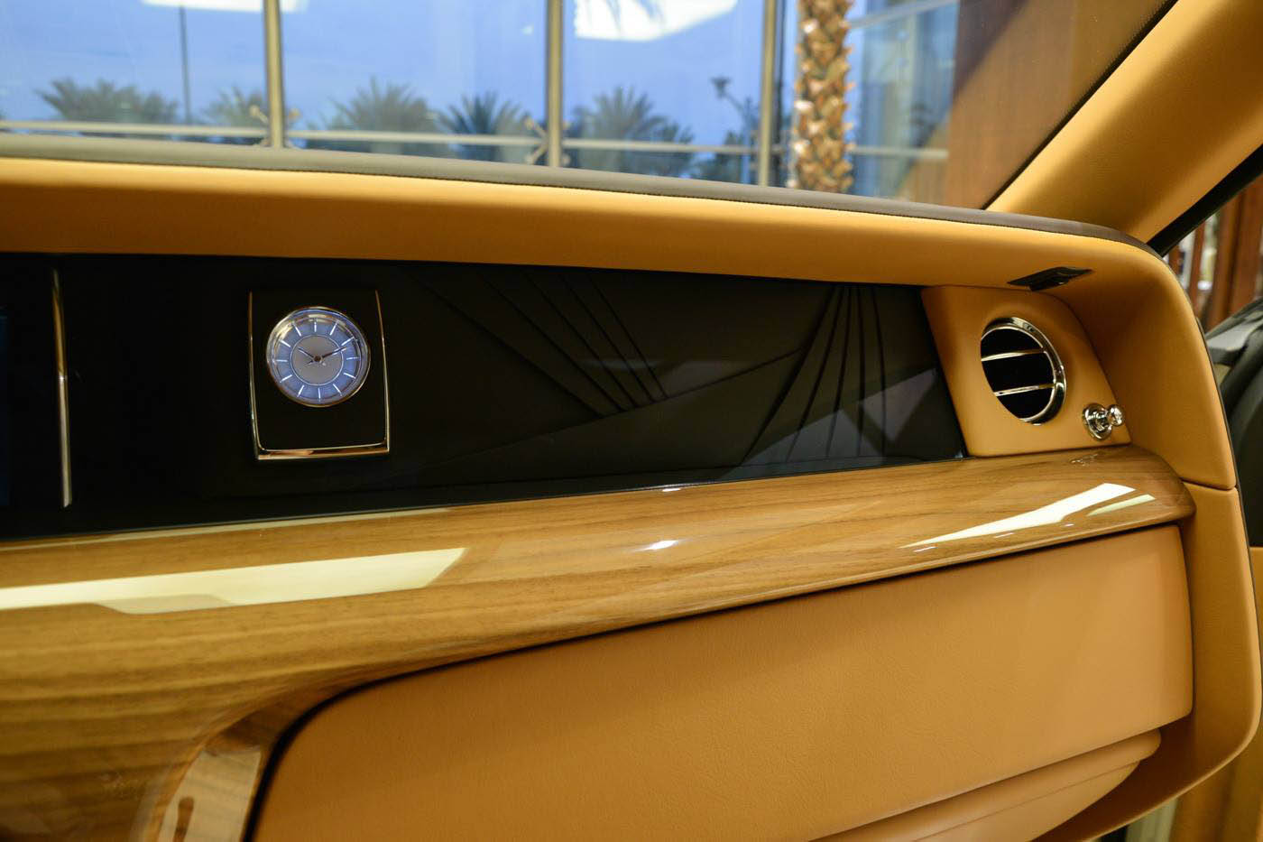 rolls-royce-phantom-abu-dhabi-19 The New Rolls-Royce Phantom Looks Particularly Arabian In Abu Dhabi