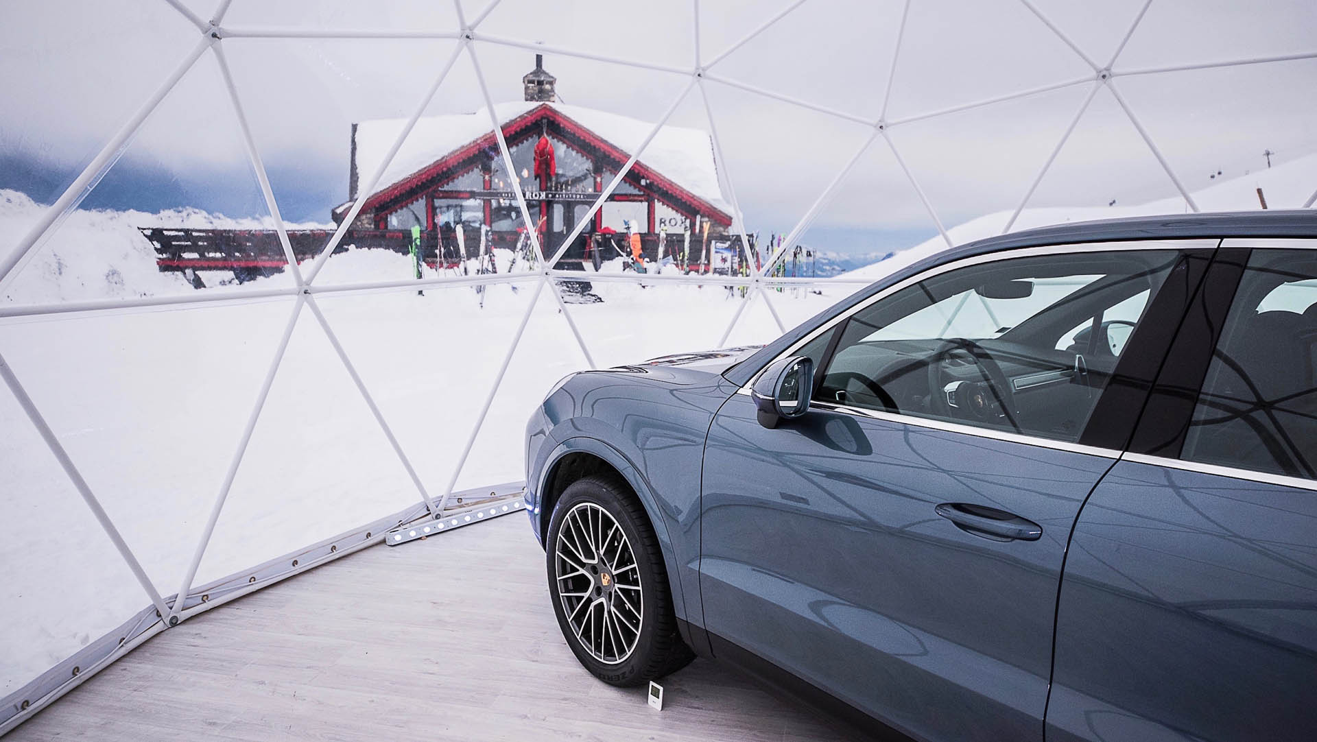 1454600_cayenne_porsche_pop_up_store_m_ribel_2018_porsche_ag Porsche’s Latest Showroom Sits In A Bubble Atop The French Alps