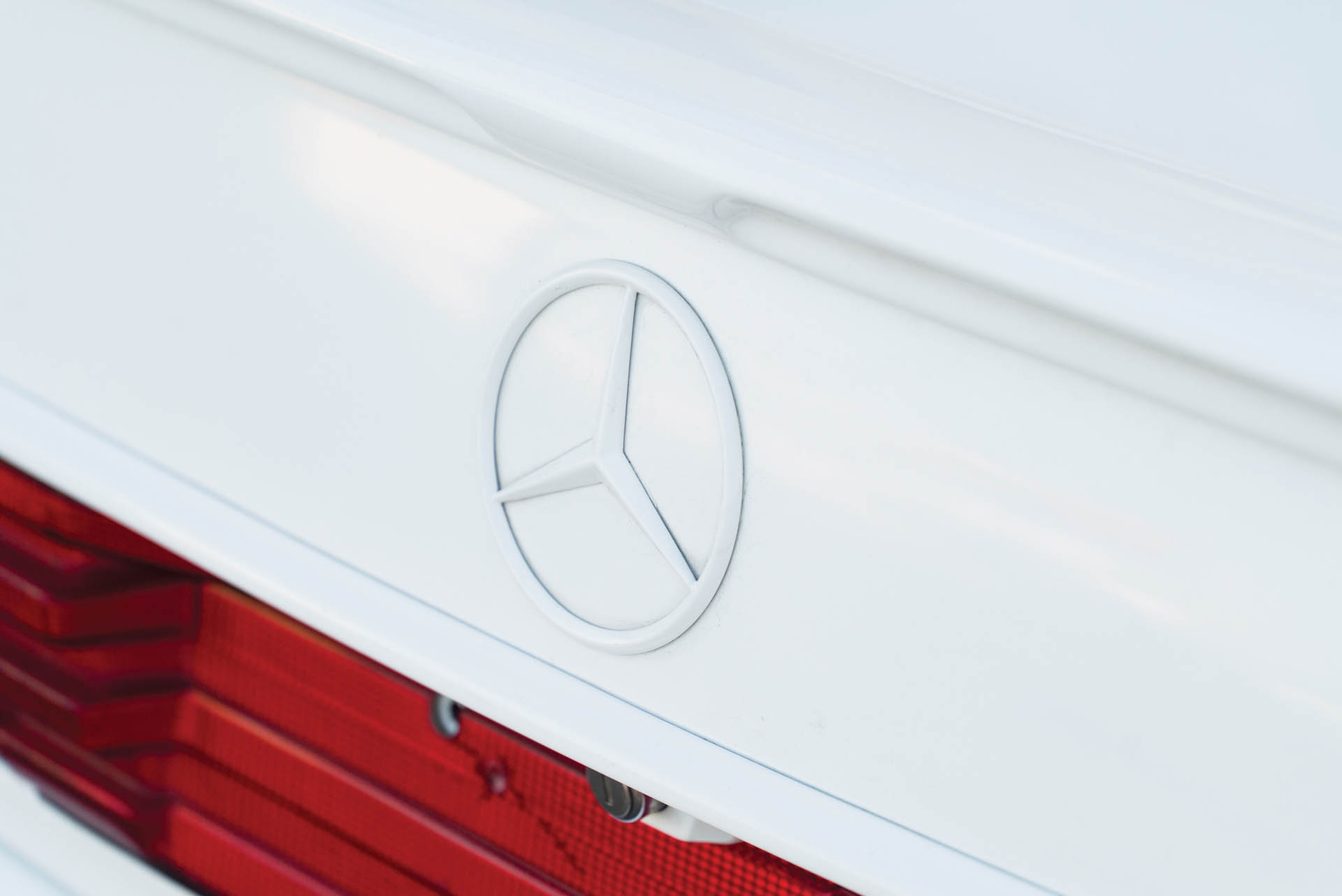 1986-Mercedes-Benz-560-SEC-6-0-AMG--Wide-Body-_16 Mercedes 560 SEC AMG Looks Suitably Eighties In Cocaine White