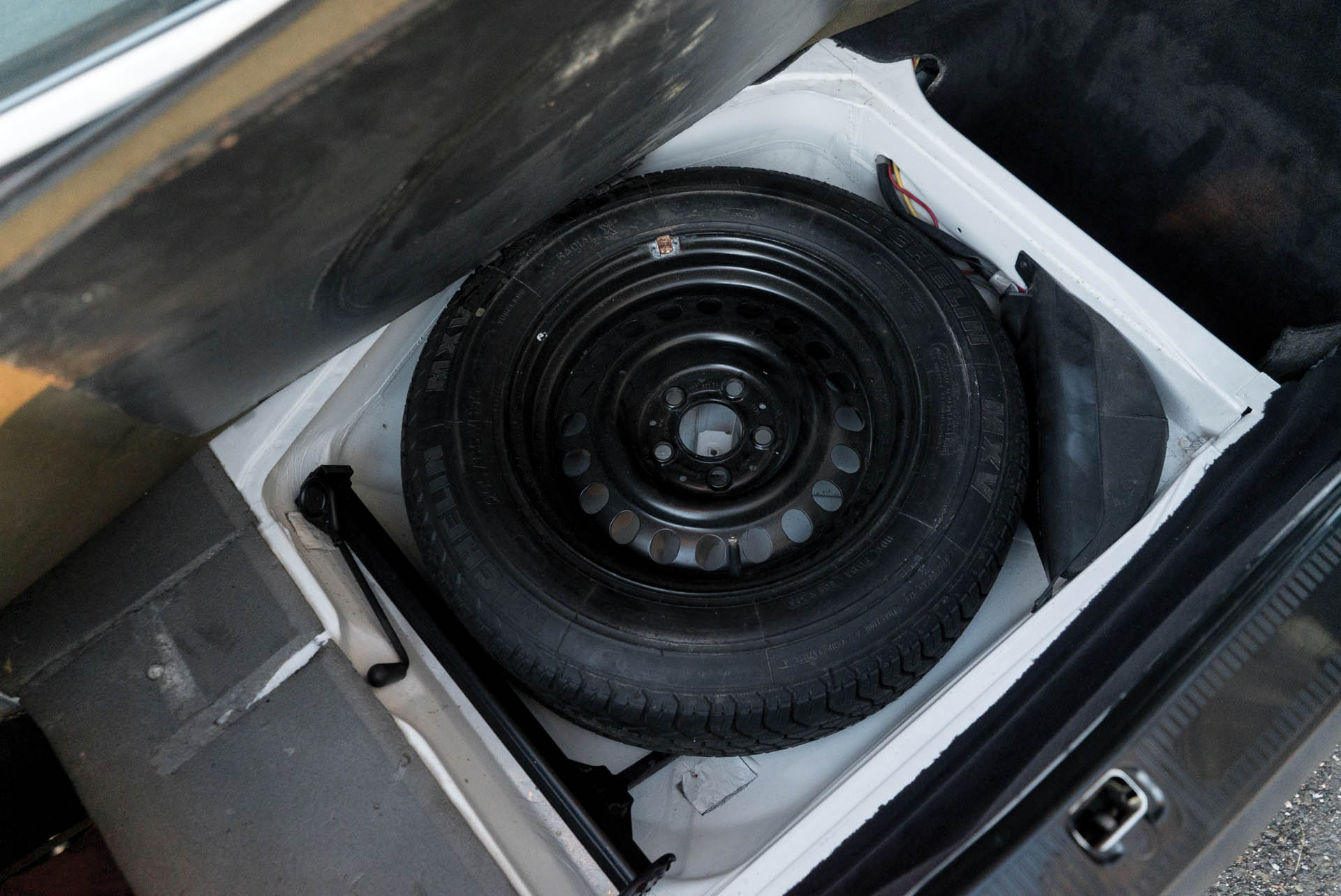 1986-Mercedes-Benz-560-SEC-6-0-AMG--Wide-Body-_23 Mercedes 560 SEC AMG Looks Suitably Eighties In Cocaine White