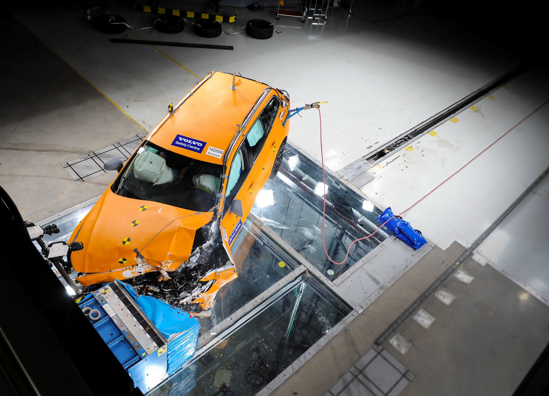 New Volvo V60 crash test still Official: New Volvo V60 Is A Sexy Wagon Packed With Advanced Tech