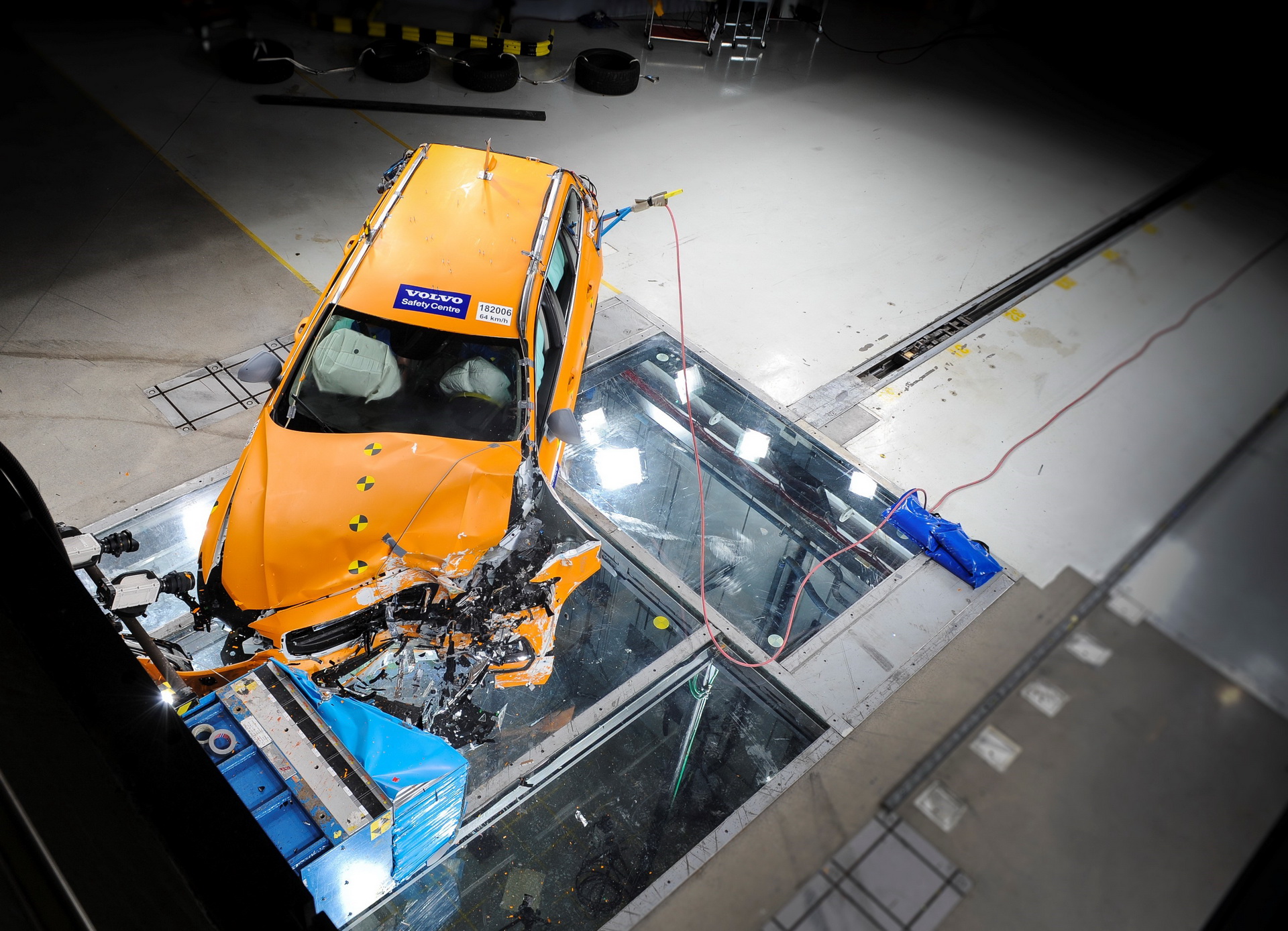 New Volvo V60 crash test still Official: New Volvo V60 Is A Sexy Wagon Packed With Advanced Tech