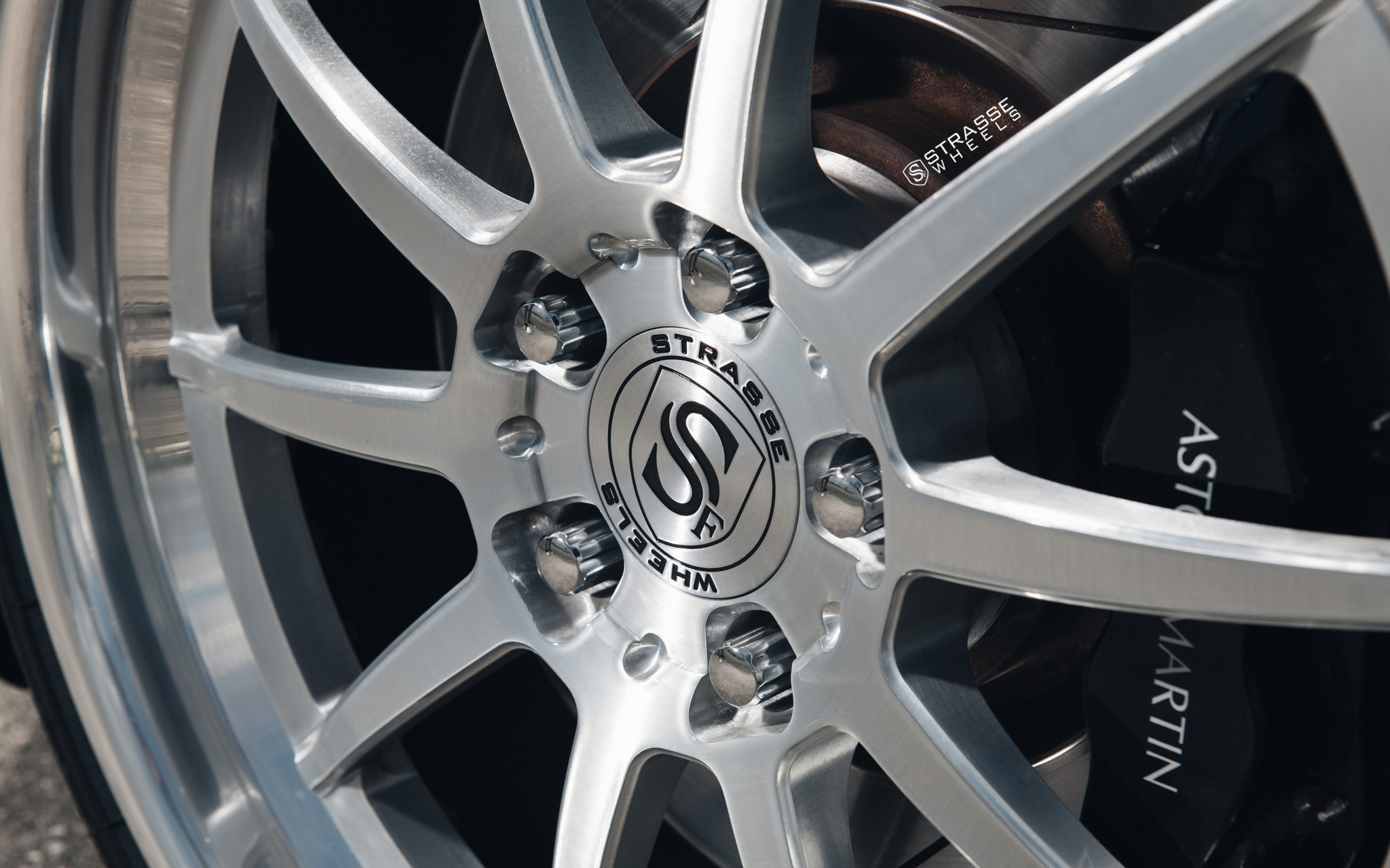 Aston-Martin-V8-Vantage-R10-Performance-13 Aston Martin V8 Vantage Looks Rather Racy On Strasse Wheels