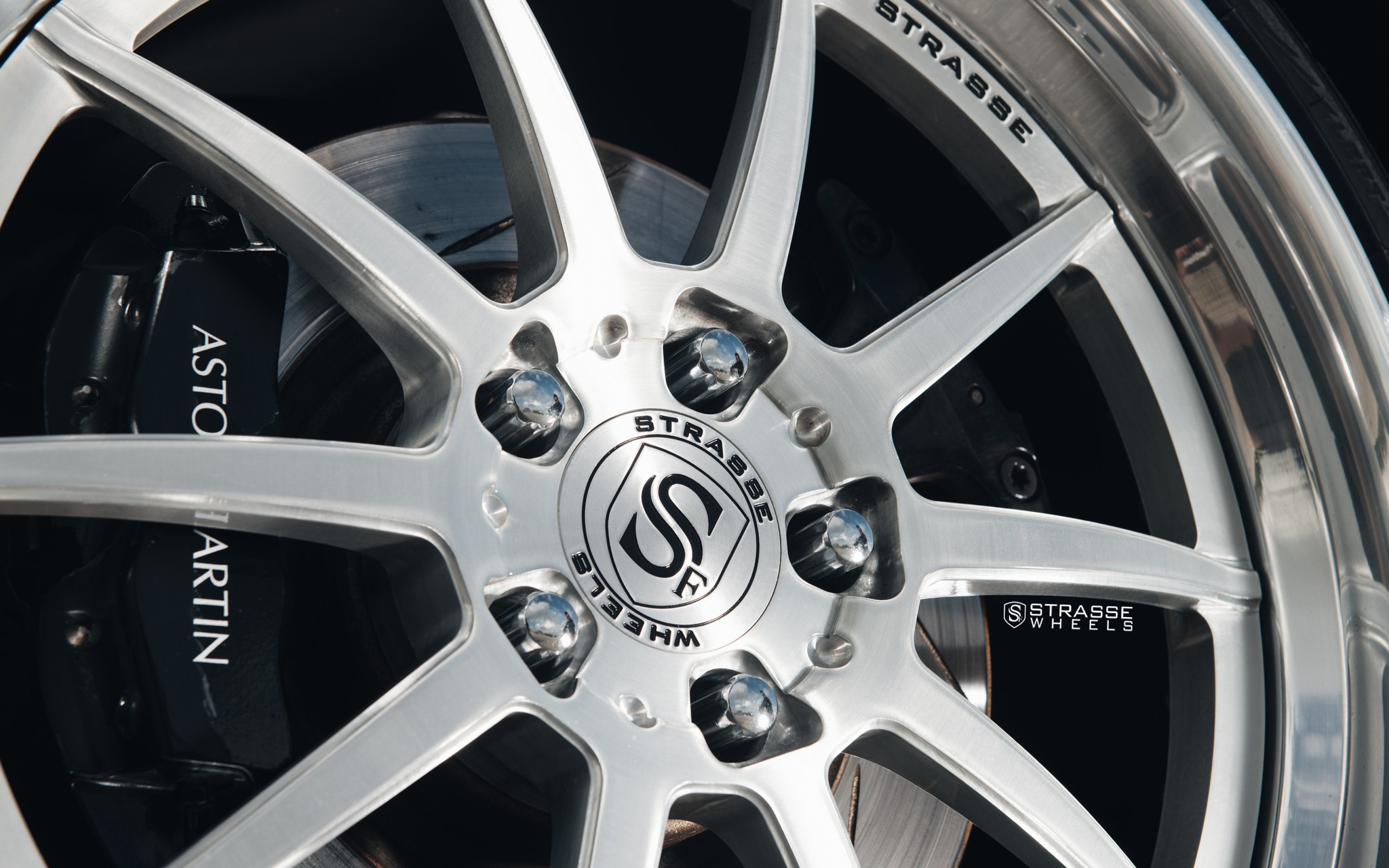 Aston-Martin-V8-Vantage-R10-Performance-14 Aston Martin V8 Vantage Looks Rather Racy On Strasse Wheels