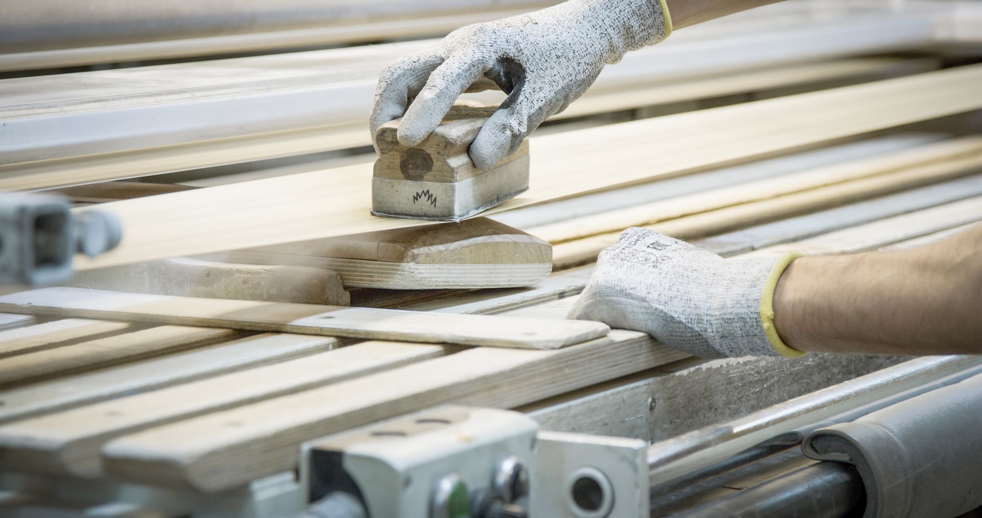 A011_C028_1109YF Bentley Uses Trees From Mississippi Wetlands For Its Latest Wooden Veneer