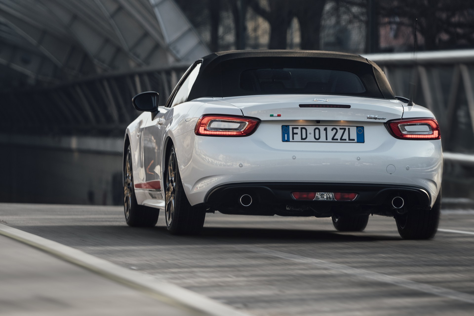 Fiat-Geneva-8 Fiat Styles Up 124 Spider With New S-Design Model