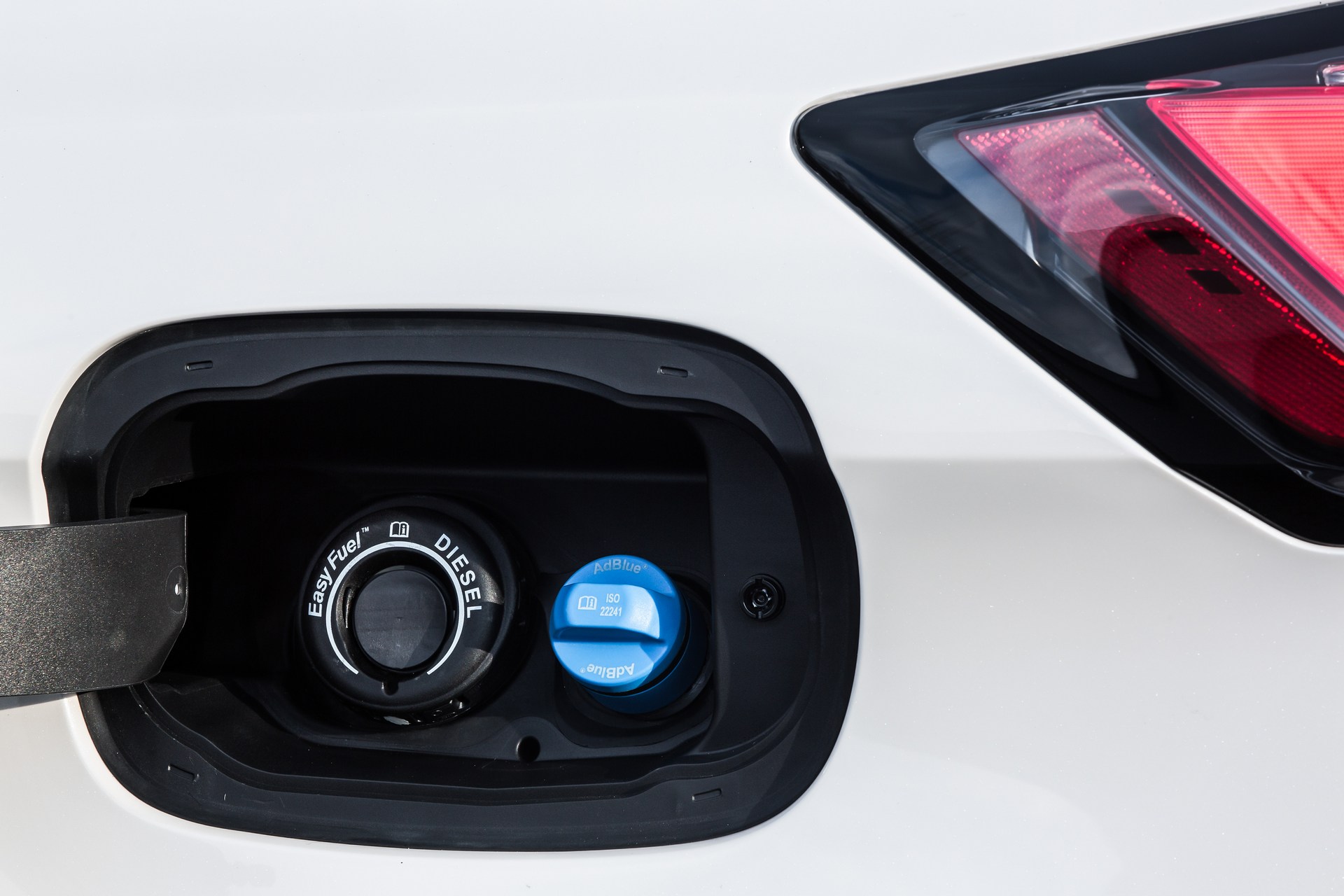 Ford-Edge-23 Facelifted Ford Edge Arrives In Europe With New 235HP Bi-Turbo Diesel