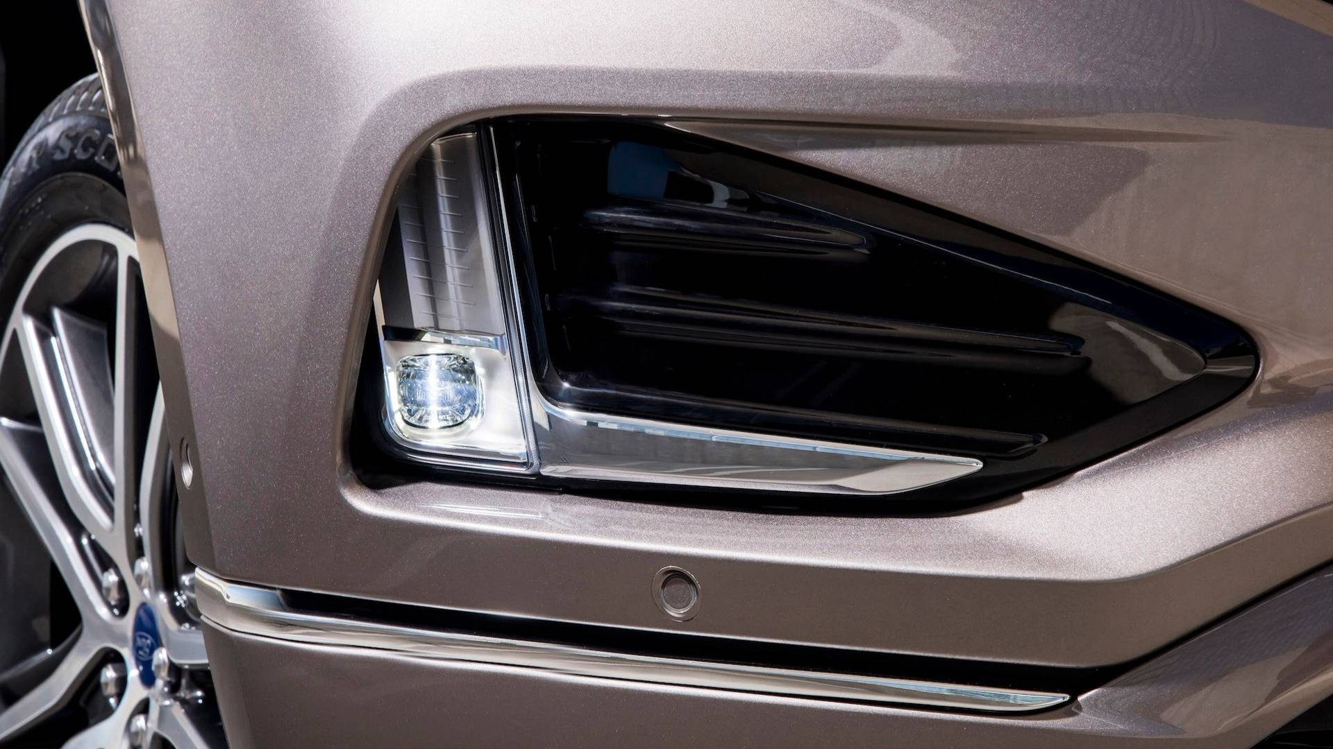 Ford-Edge-31 Ford Edge Titanium Elite Does Its Best Denali Impression