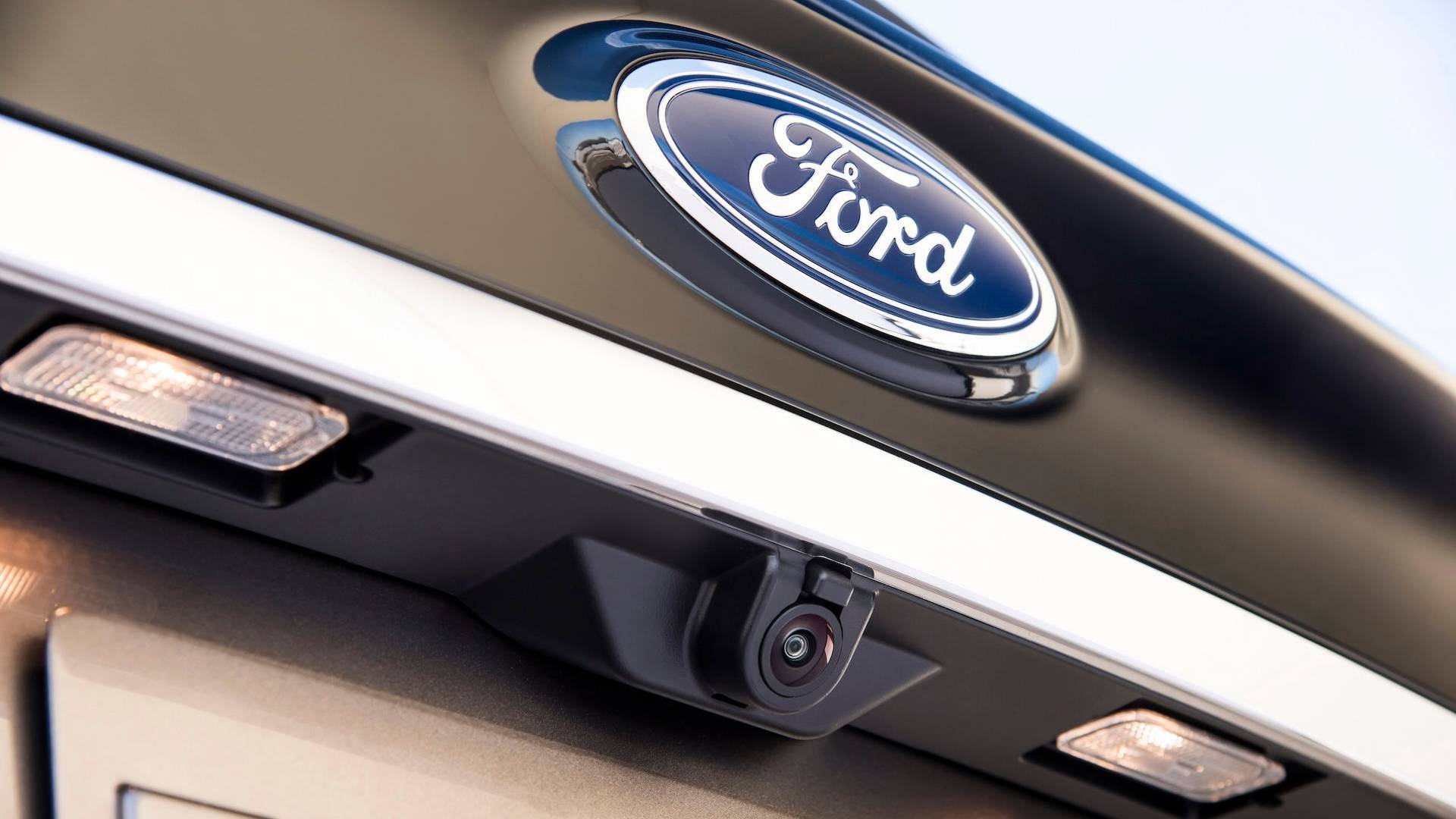 Ford-Edge-35 Ford Edge Titanium Elite Does Its Best Denali Impression