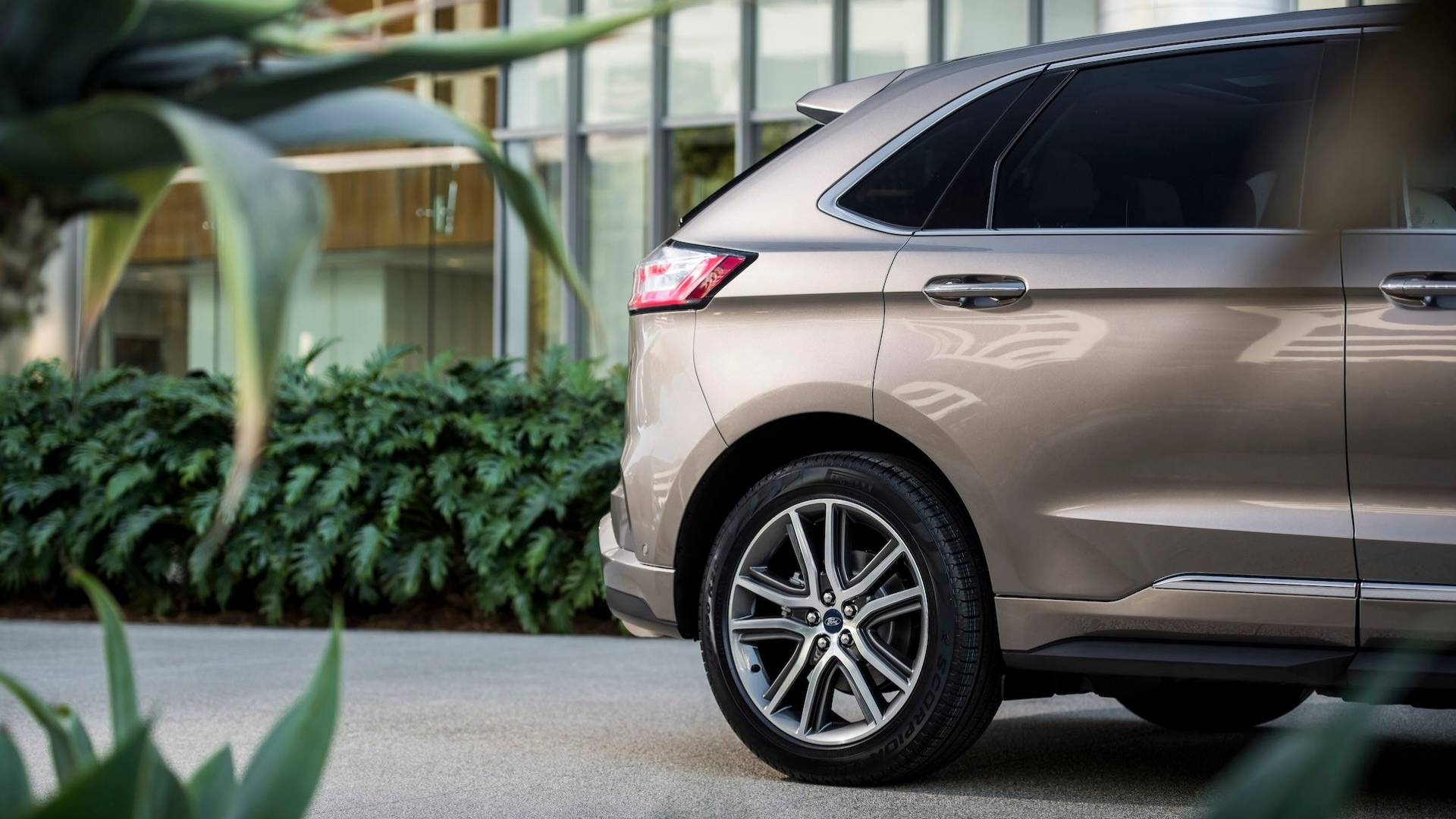 Ford-Edge-4 Ford Edge Titanium Elite Does Its Best Denali Impression