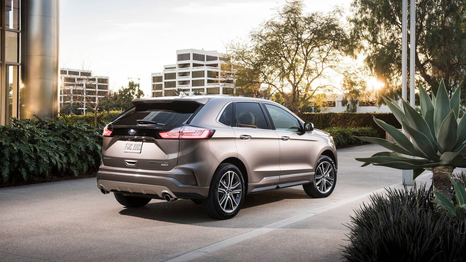 Ford-Edge-6 Ford Edge Titanium Elite Does Its Best Denali Impression