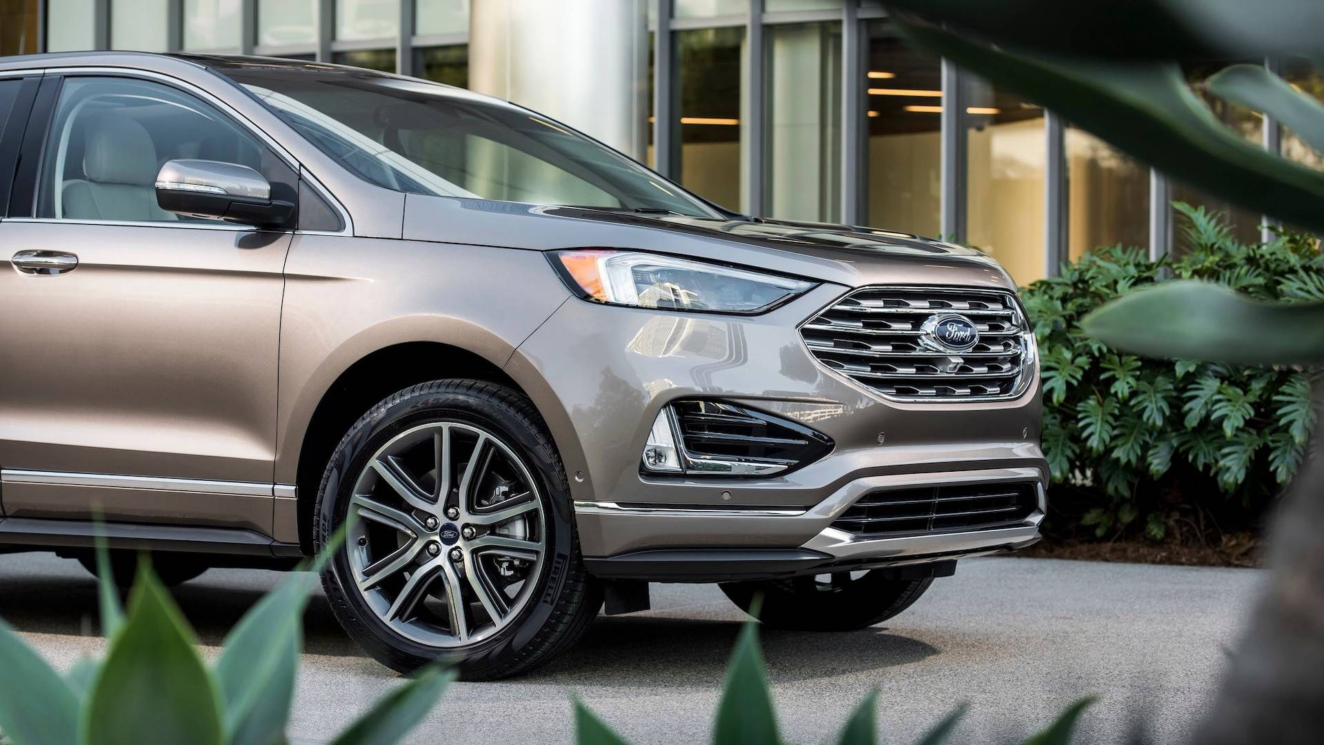 Ford-Edge-7 Ford Edge Titanium Elite Does Its Best Denali Impression