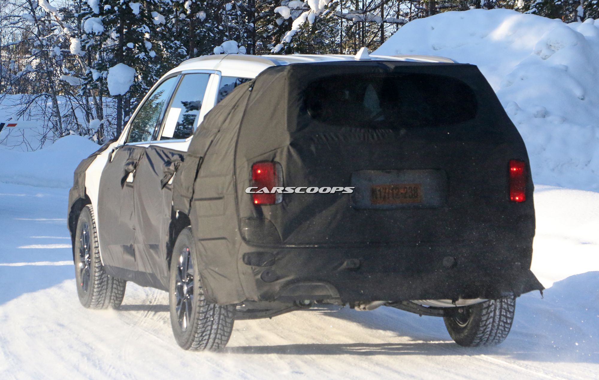 Hyundai-Full-Size-SUV-Spy-Shots-10 Hyundai’s Full-Size SUV Is A Santa Fe On Growth Hormones