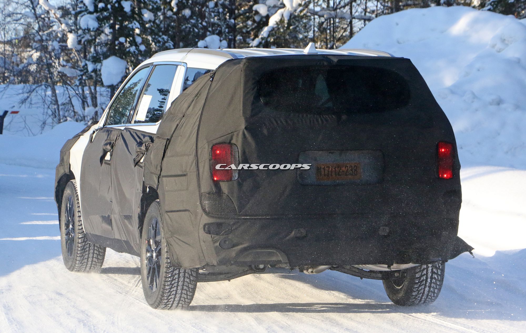 Hyundai-Full-Size-SUV-Spy-Shots-11 Hyundai’s Full-Size SUV Is A Santa Fe On Growth Hormones