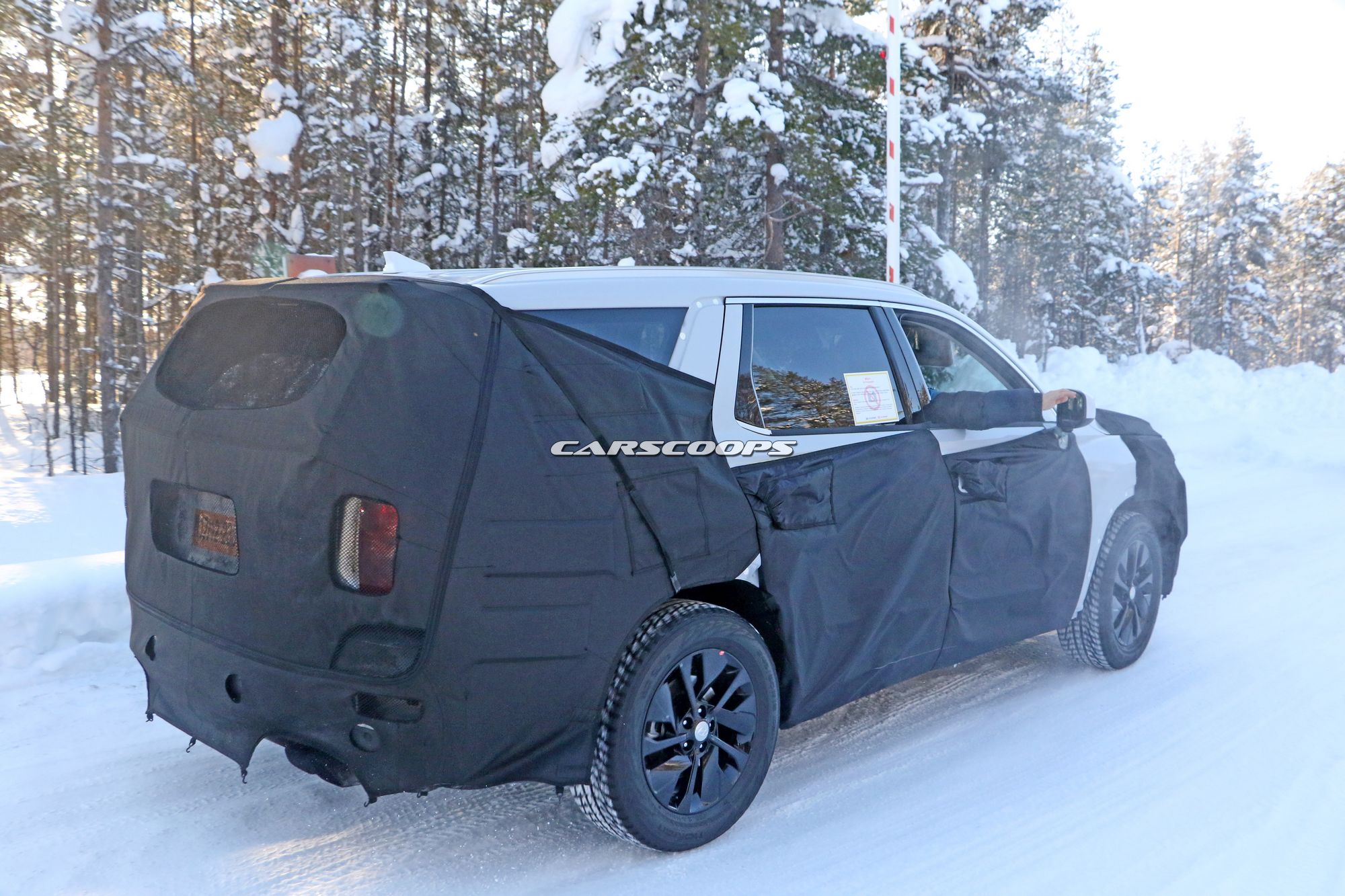 Hyundai-Full-Size-SUV-Spy-Shots-15 Hyundai’s Full-Size SUV Is A Santa Fe On Growth Hormones