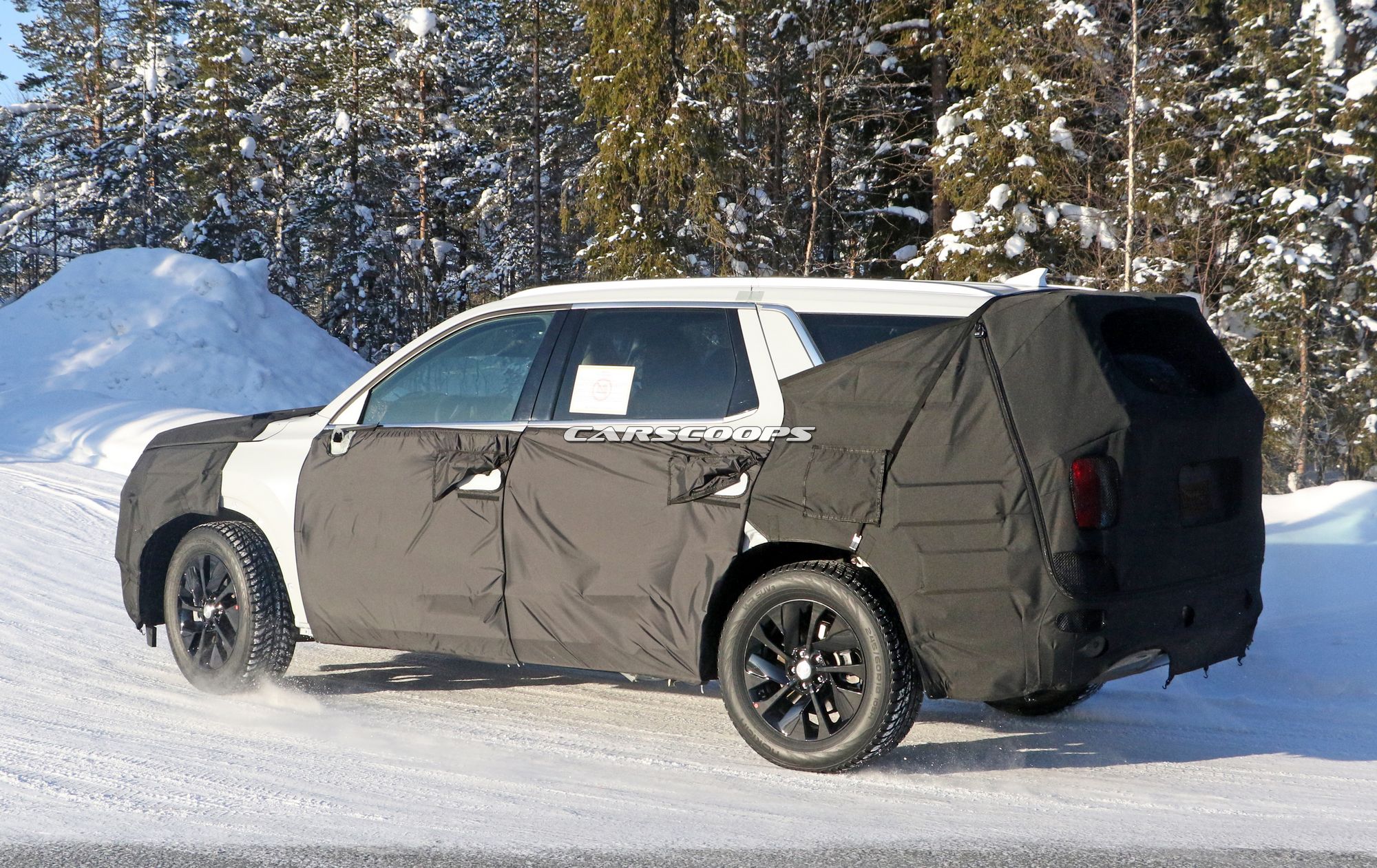 Hyundai-Full-Size-SUV-Spy-Shots-8 Hyundai’s Full-Size SUV Is A Santa Fe On Growth Hormones