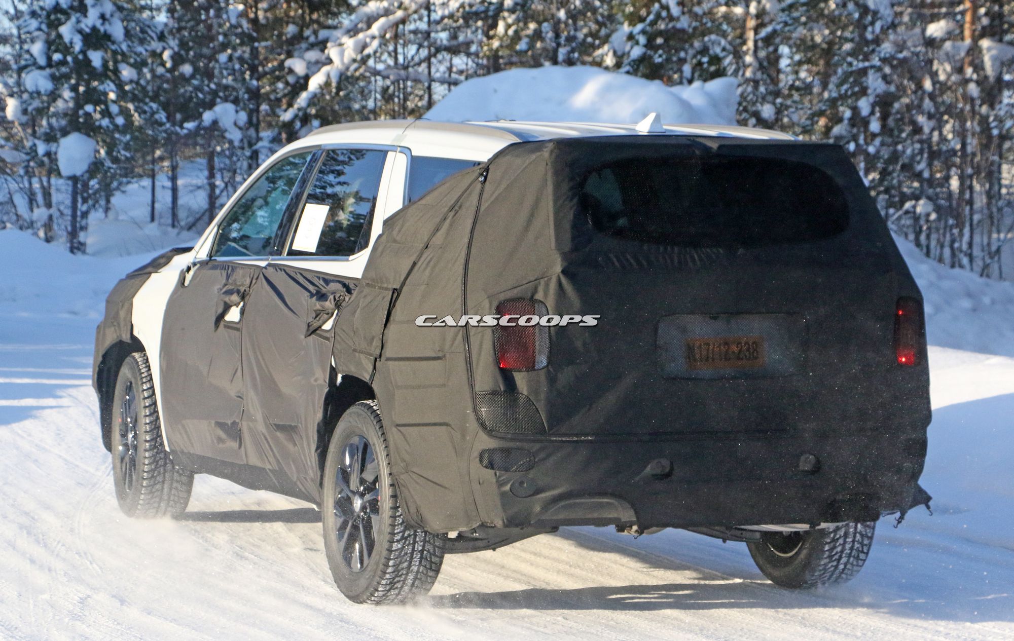 Hyundai-Full-Size-SUV-Spy-Shots-9 Hyundai’s Full-Size SUV Is A Santa Fe On Growth Hormones