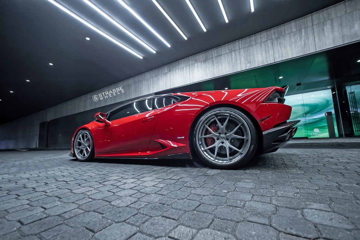 Lamborghini-Huracan-Strasse-Wheels-4 Lamborghini Huracan Looks Delicious In Rosso Corsa, Even Better With Those Rims