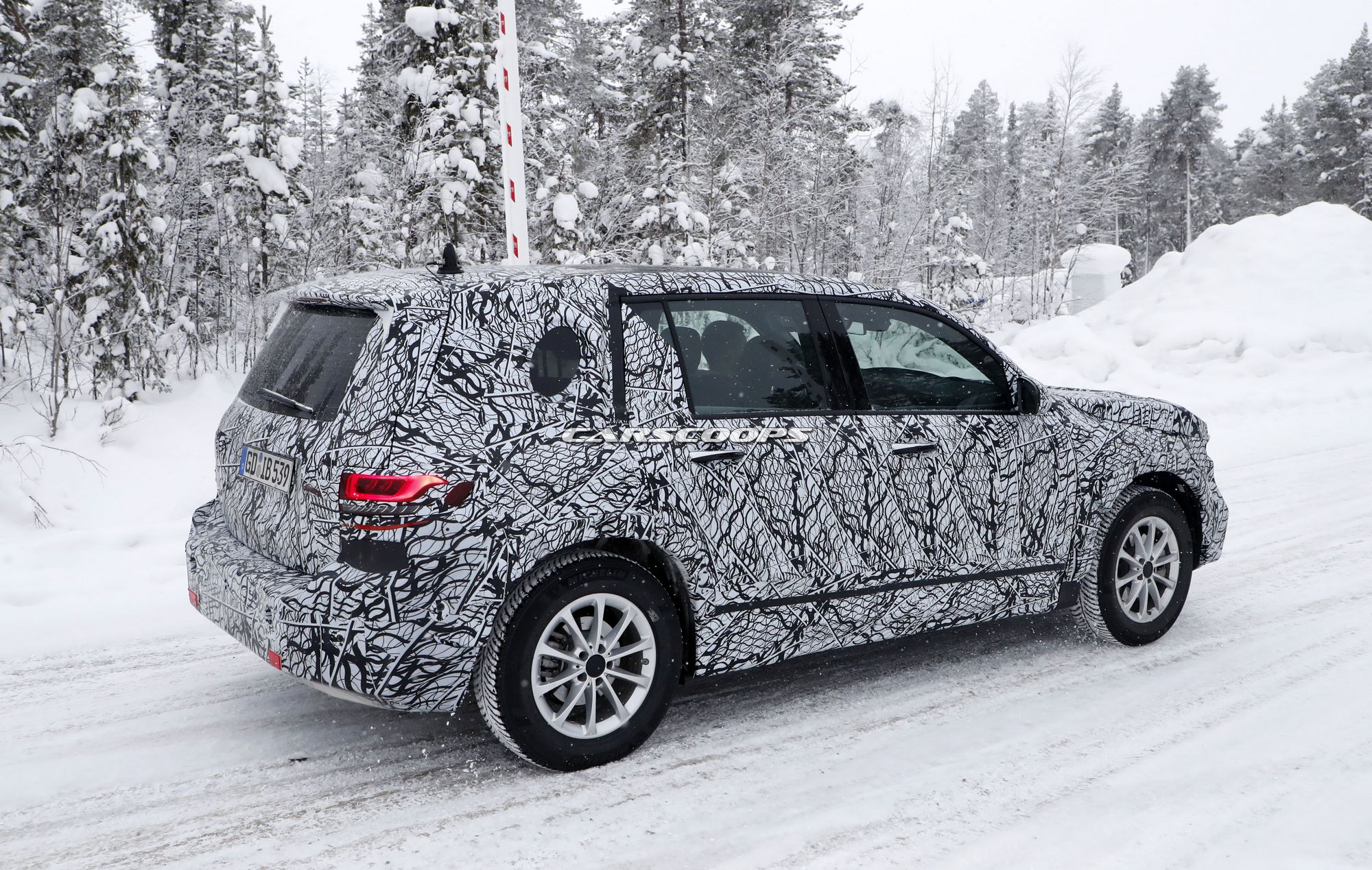 Mercedes-GLB-Spy-Shots-11 Mercedes-Benz GLB Flaunts Its Taillights In The Snow