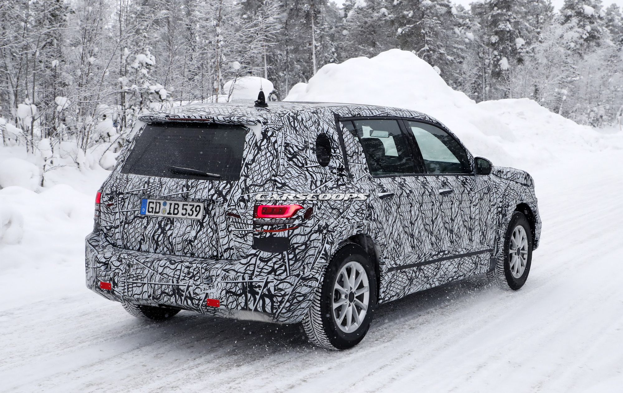 Mercedes-GLB-Spy-Shots-13 Mercedes-Benz GLB Flaunts Its Taillights In The Snow