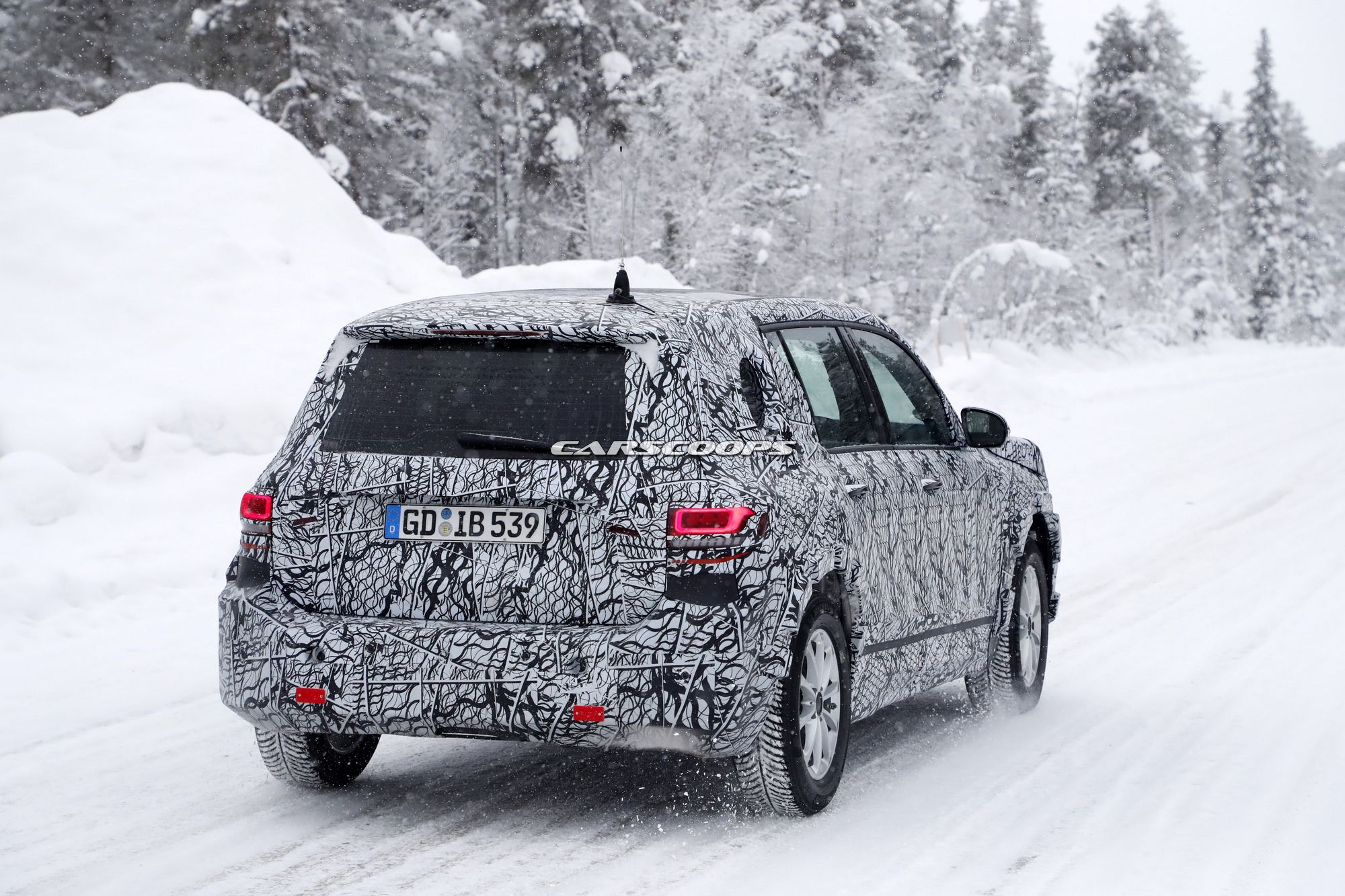 Mercedes-GLB-Spy-Shots-15 Mercedes-Benz GLB Flaunts Its Taillights In The Snow