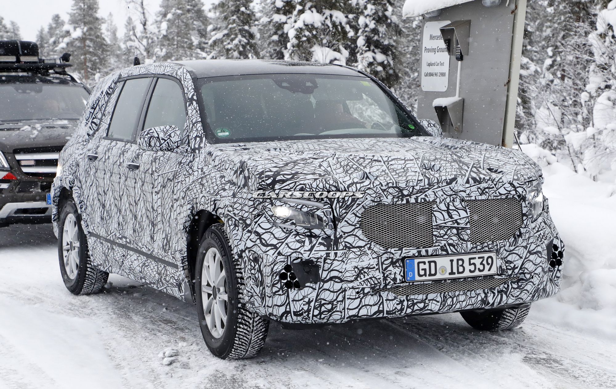 Mercedes-GLB-Spy-Shots-2 Mercedes-Benz GLB Flaunts Its Taillights In The Snow