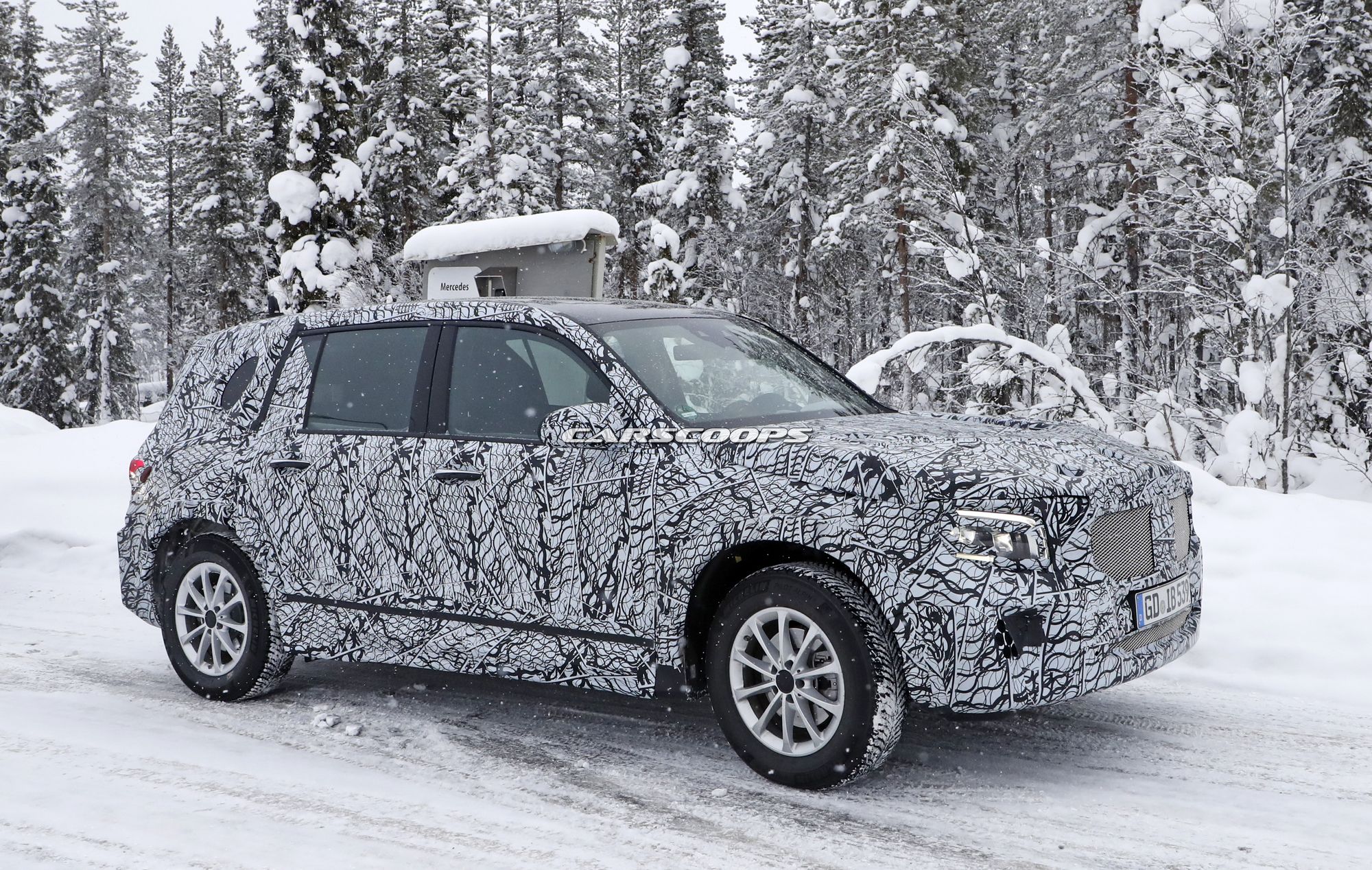 Mercedes-GLB-Spy-Shots-8 Mercedes-Benz GLB Flaunts Its Taillights In The Snow