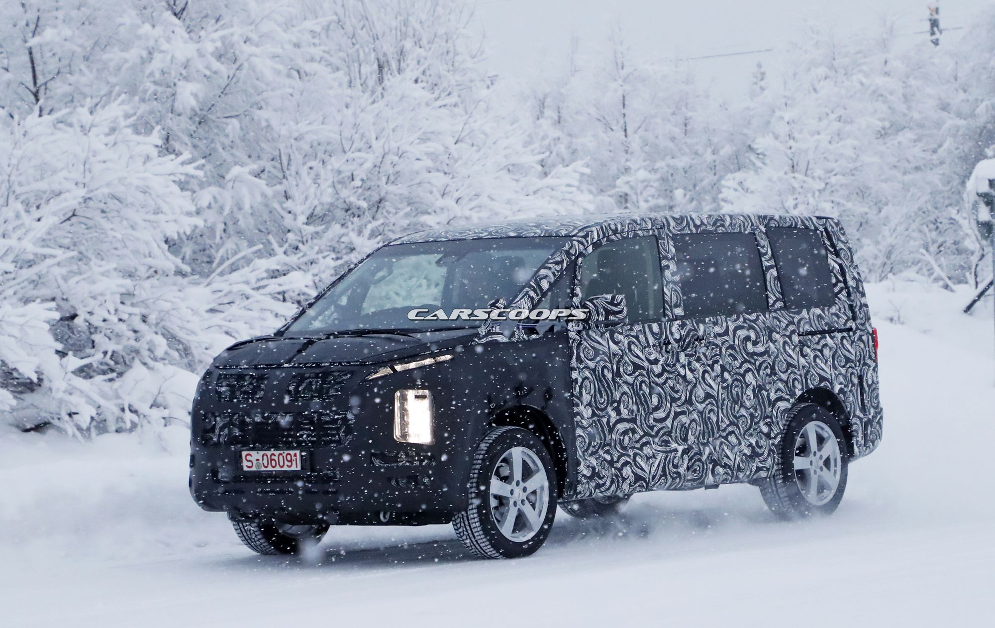 Mitsubishi-Delica-2 2019 Mitsubishi Delica Is A Minivan Crossover Based On The Outlander