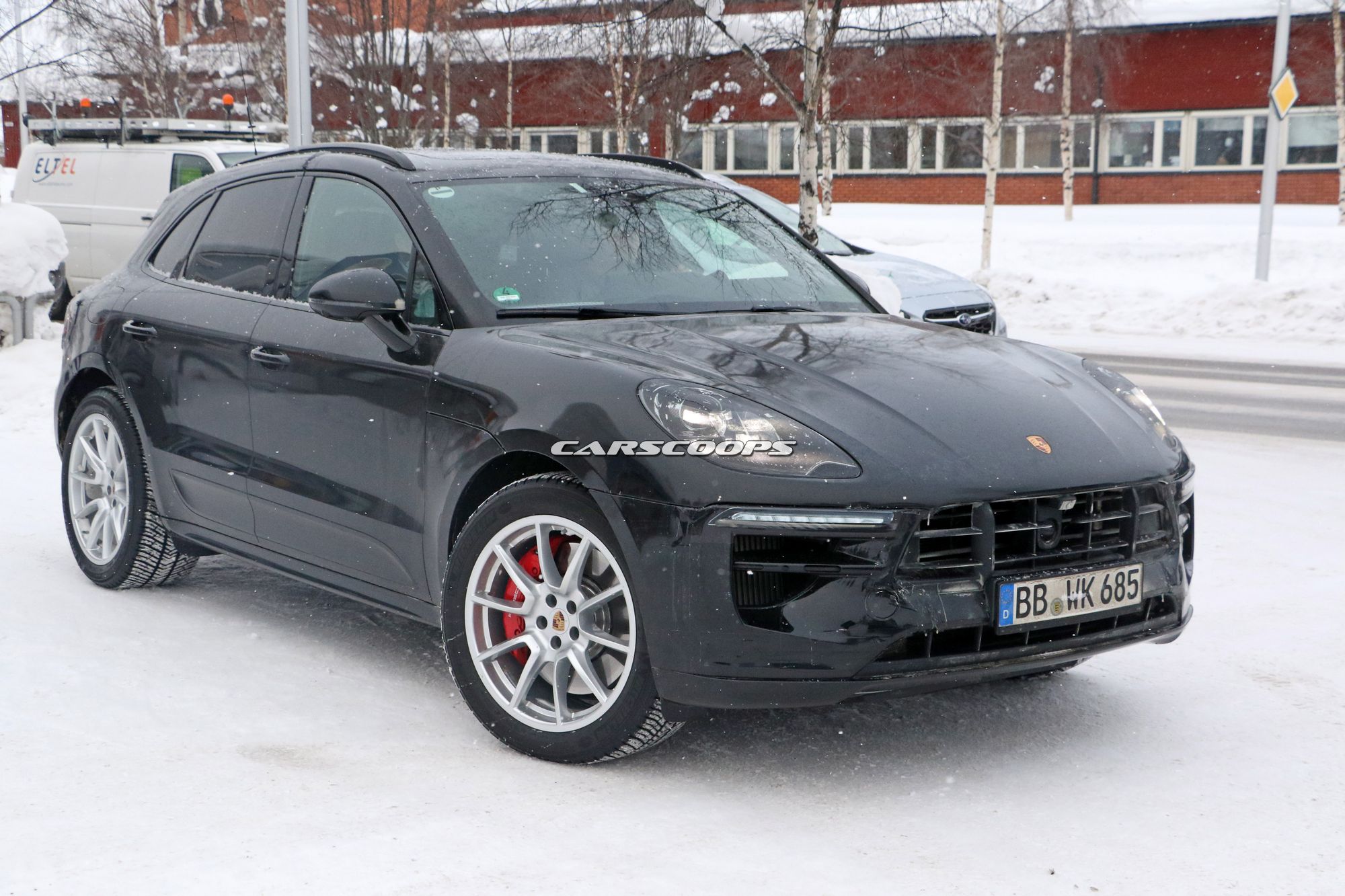 Porsche-Macan-Facelift-Spy-Shots-6 2019 Porsche Macan Getting New Skin For Sporty Soccer Moms