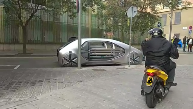 Renault-Geneva-Concept-1 Renault Futuristic Concept Drives In Barcelona’s Streets Prior To Geneva Debut