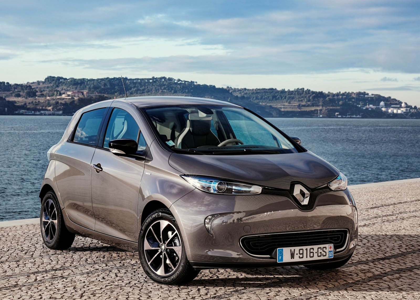 Renault-Zoe-2017-1600-03 Nissan-Infiniti To Introduce Six New EVs In The Next Five Years