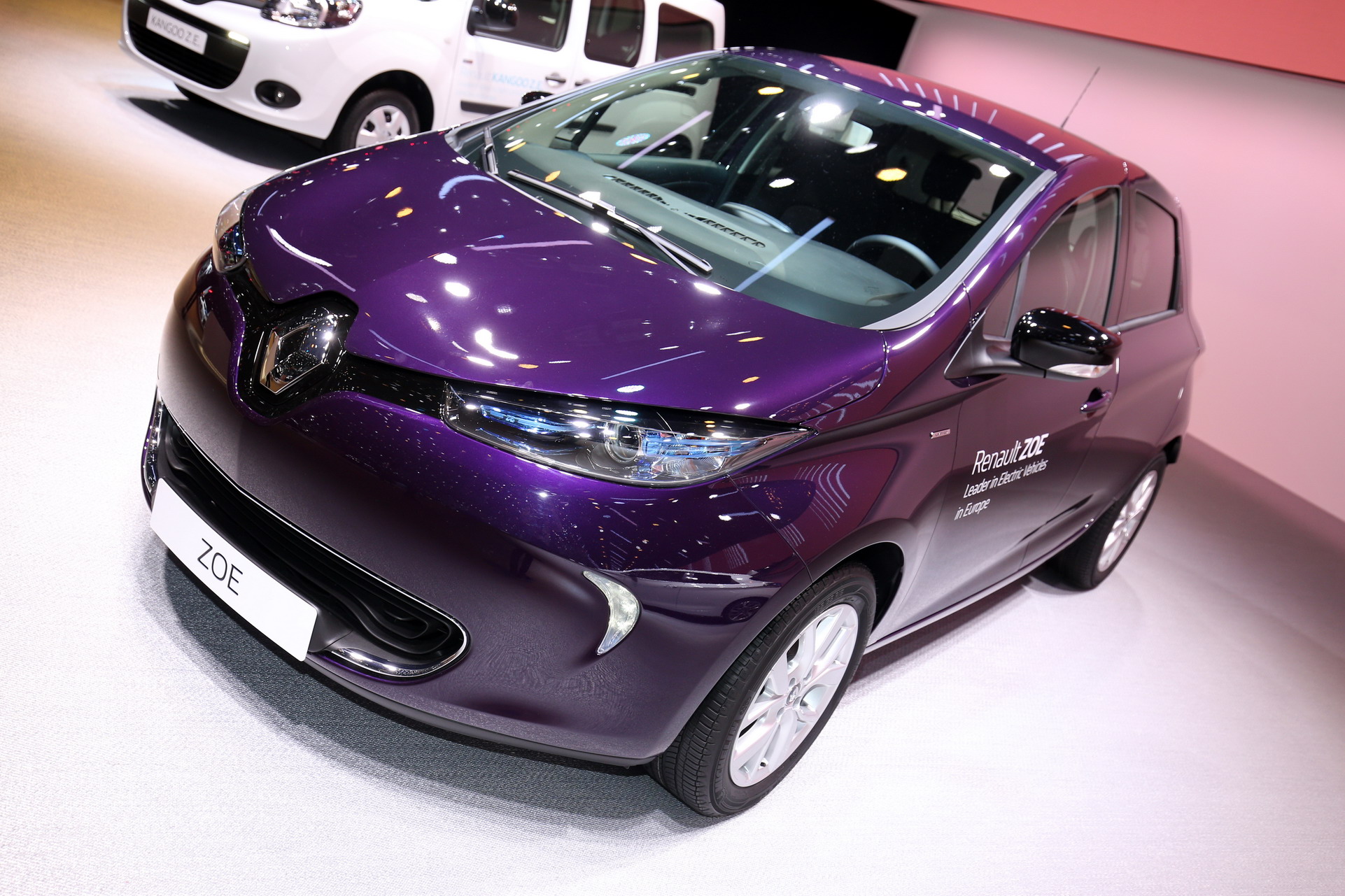Renault-Zoe-5 Evolved 2018 Renault Zoe R110 Adds More Power And New Equipment