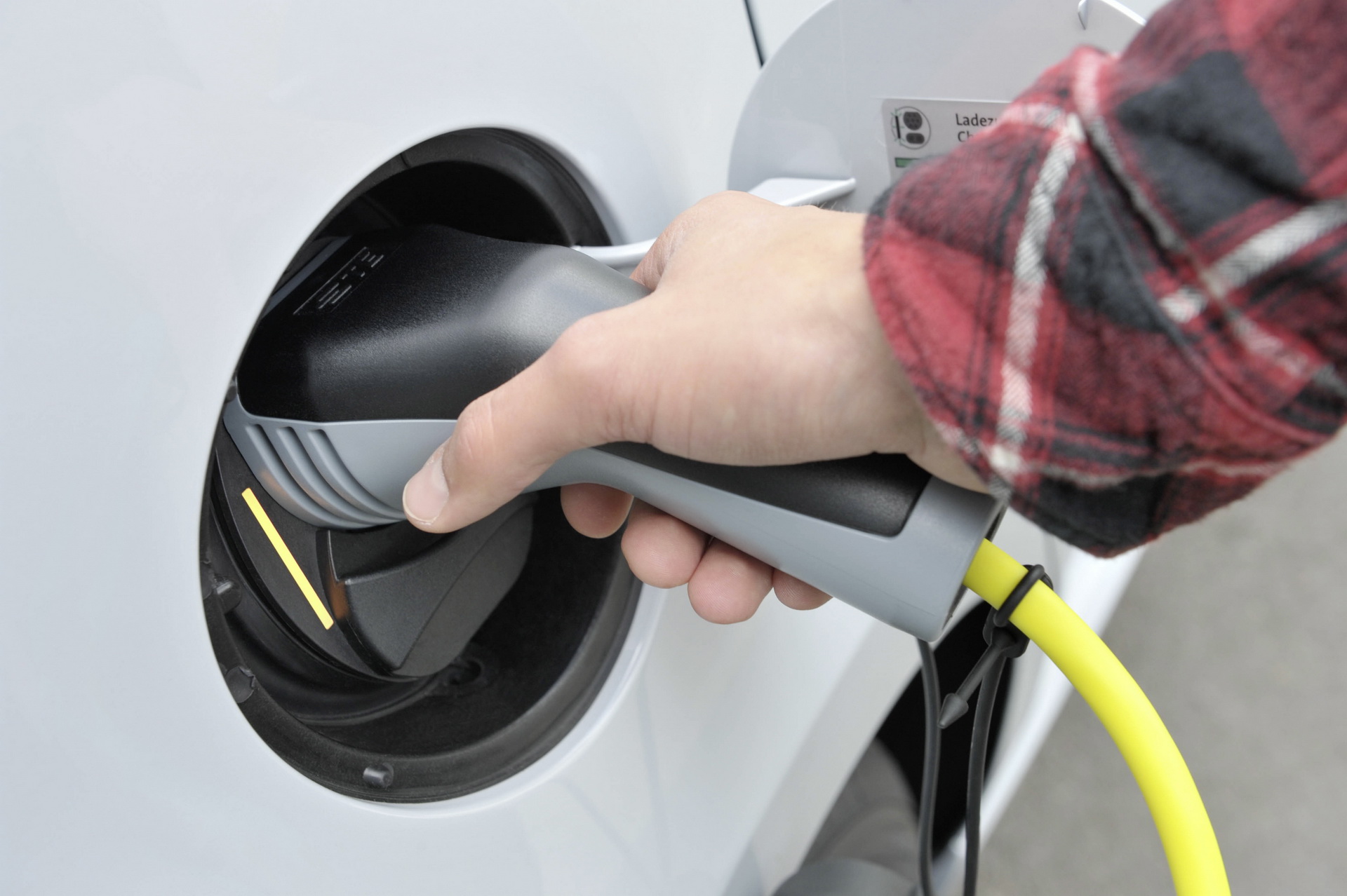 Der neue Volkswagen e-up! Electric Vehicles Revolution Is Forcing Slovakia’s Car Plants To Adapt