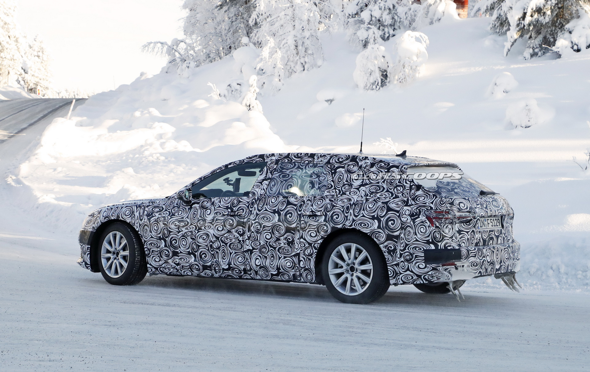 audi-a6-avant-spied-inside-out-9 2019 Audi A6 Interior Shots Reveal A7-Like Dashboard