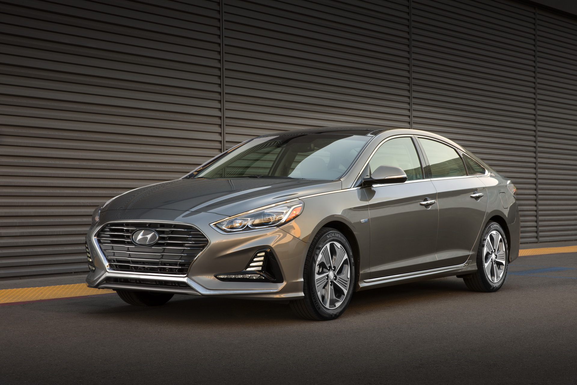 hyundai-sonata-hybrid-chicago-livepics-7 Revamped 2018 Hyundai Sonata Embraces Eco-Friendly Philosophy