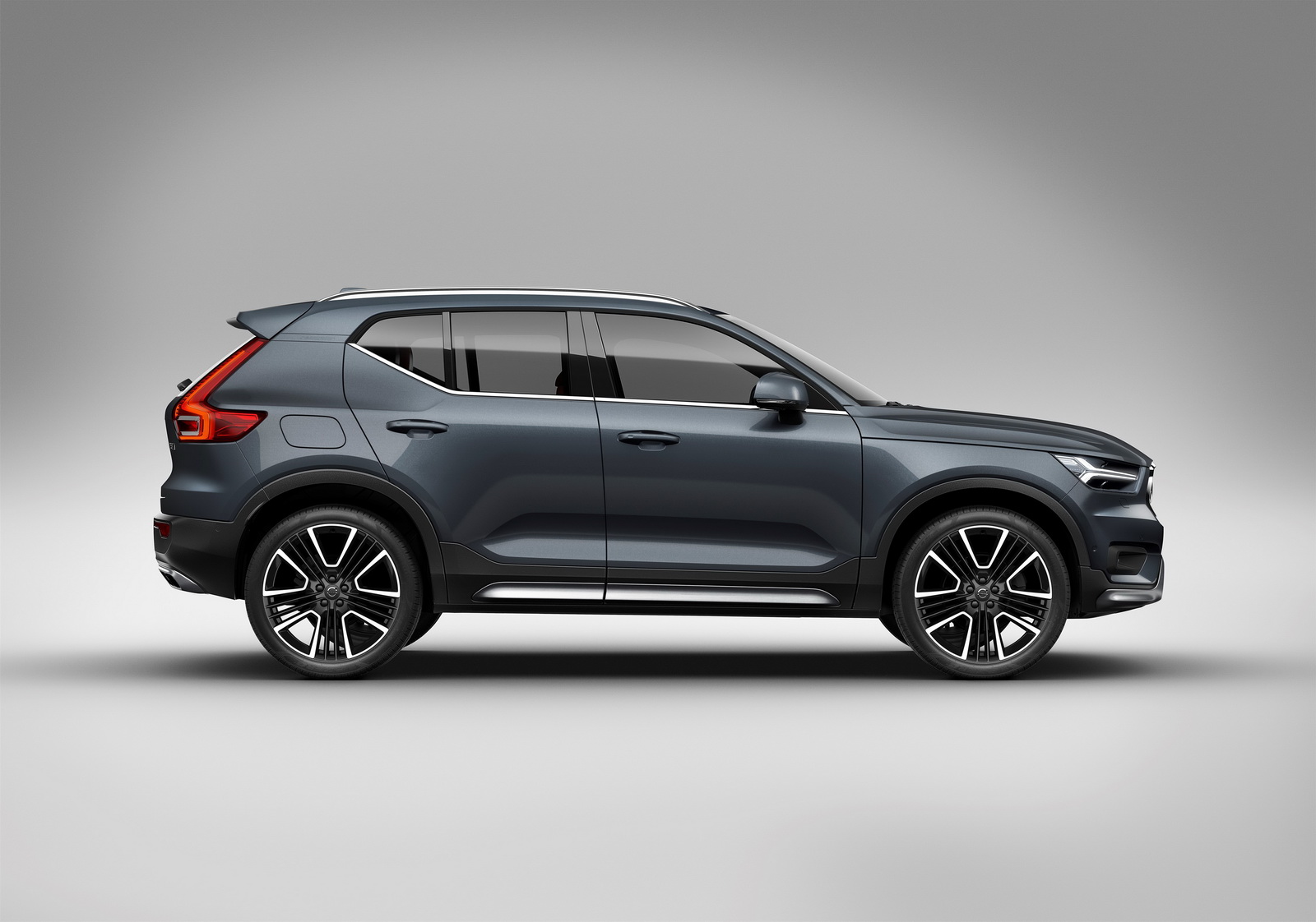 New Volvo XC40 - exterior XC40 Debuts Volvo’s First-Ever Three-Cylinder Engine, Hybridized And EV Models To Follow