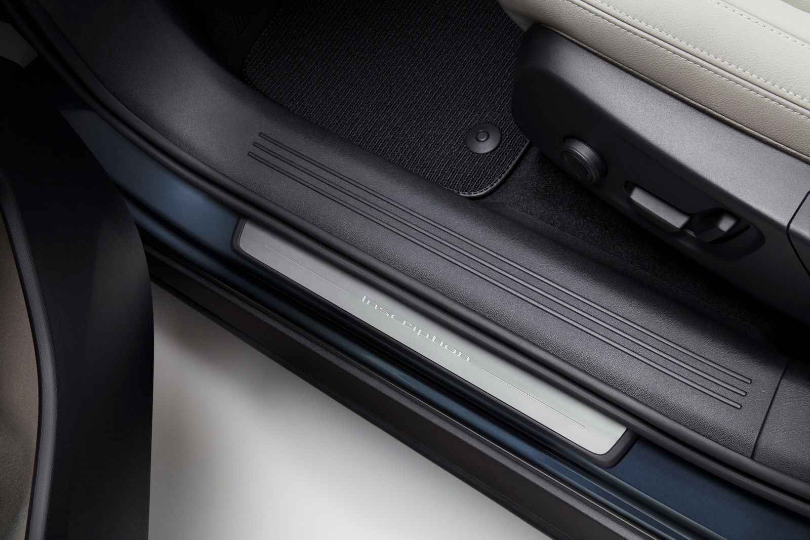 New Volvo XC40 Inscription - interior detail XC40 Debuts Volvo’s First-Ever Three-Cylinder Engine, Hybridized And EV Models To Follow