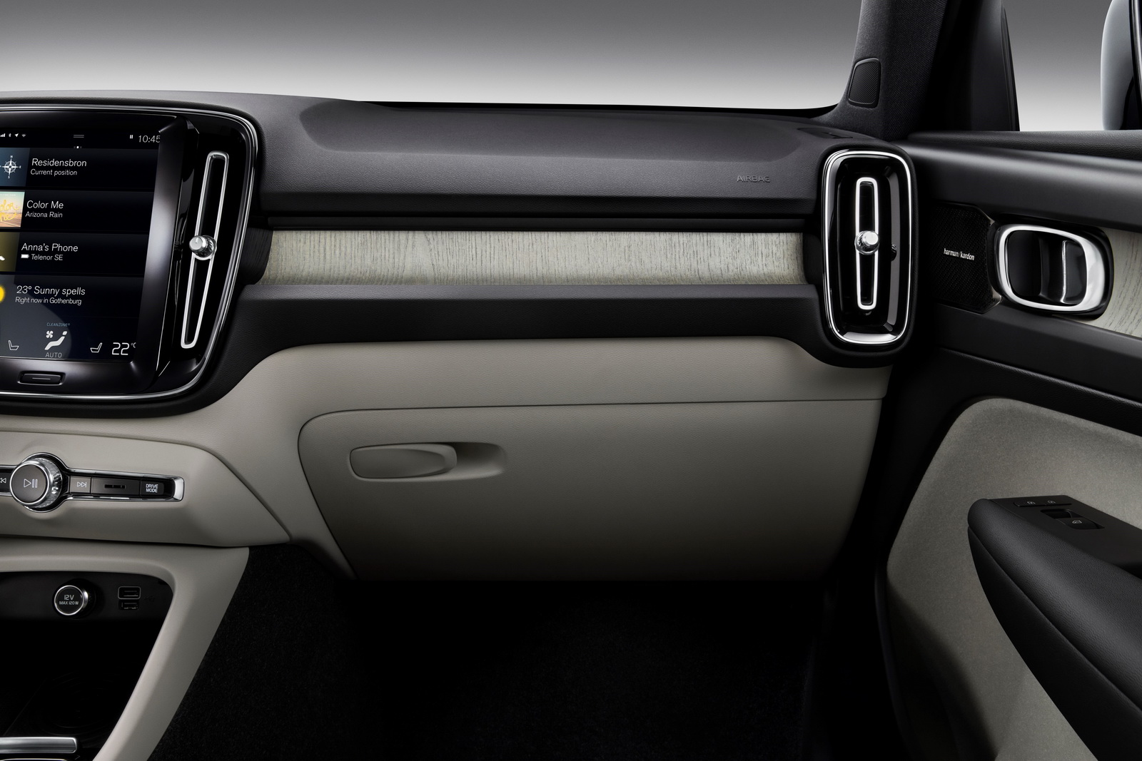 New Volvo XC40 Inscription - interior XC40 Debuts Volvo’s First-Ever Three-Cylinder Engine, Hybridized And EV Models To Follow