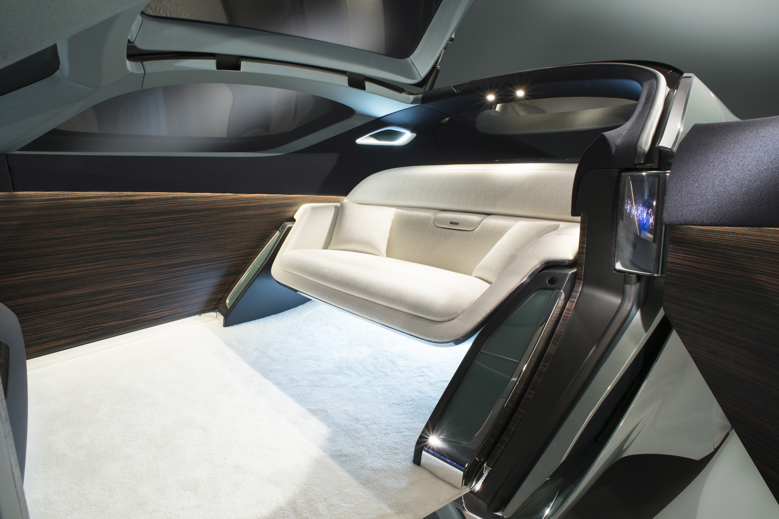 103 EX OΑΥ Rolls-Royce VISION NEXT 100_18 Aston Martin, Rolls-Royce Spar Over The Future Of Luxury