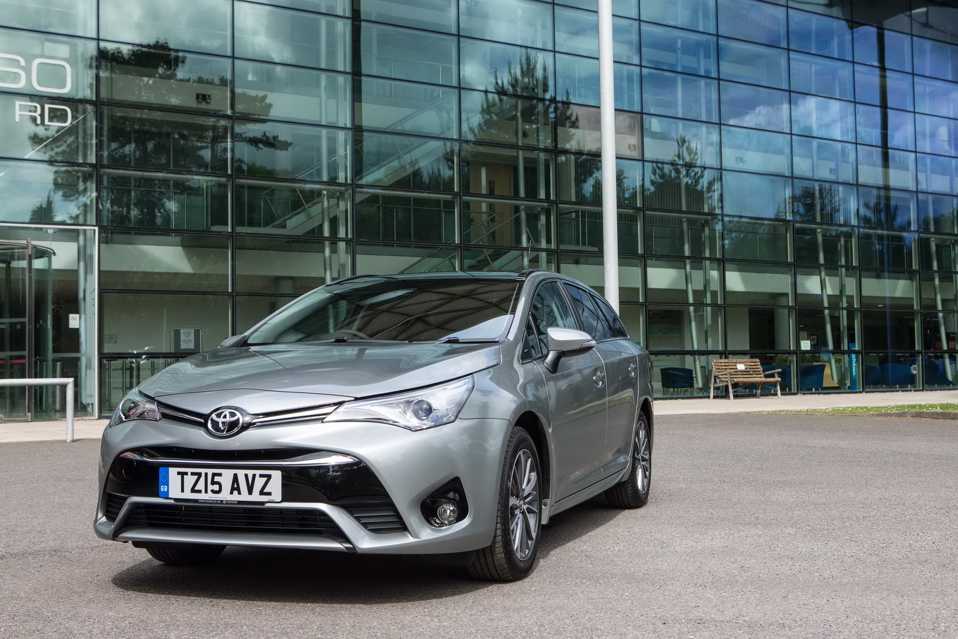2016-toyota-avensis-10 Toyota Avensis Discontinued, Could Be Replaced By Auris Sedan
