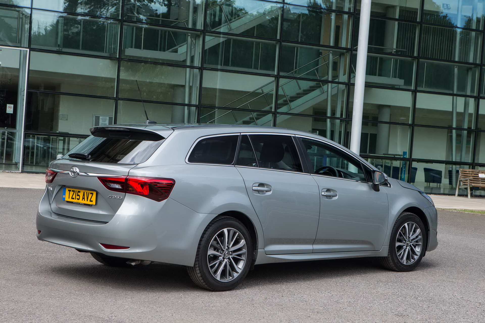 2016-toyota-avensis-11 Toyota Avensis Discontinued, Could Be Replaced By Auris Sedan